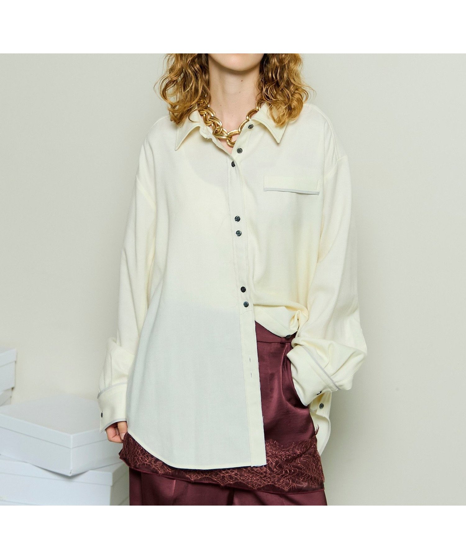 【メゾンスペシャル/MAISON SPECIAL】のサキソニーシャツ インテリア・キッズ・メンズ・レディースファッション・服の通販 founy(ファニー) 　ファッション　Fashion　レディースファッション　Fashion for Women　トップス・カットソー　Cut & Sew Tops　シャツ・ブラウス・オフィスカジュアル　Elegant Blouses & Button-Ups　シェイプ　Shape, Slim Fit　シンプル　Simple, Minimal　ストレッチ　Stretch, Stretchy Fabric　スリット　Slit, Slit Detail　パイピング　Piping, Trim Design　フロント　Front, Front Design　O.WHT|ID: prp329100004780465 ipo3291000000034681401