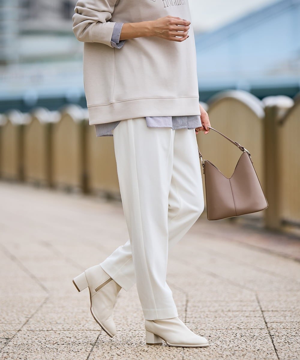 【アー ヴェー ヴェー/a.v.v】の【イージーケア/ストレッチ】あったか美ラクるイージーテーパードパンツ インテリア・キッズ・メンズ・レディースファッション・服の通販 founy(ファニー) 　ファッション　Fashion　レディースファッション　Fashion for Women　パンツ　Pants & Trousers　ギャザー　Gathered, Ruffled　スウェット / スエット　Sweatshirt, Sweatwear　ストレッチ　Stretch, Stretchy Fabric　センター　Center, Center Line　定番　Standard, Basic Item　人気　Popular, Best Seller　フェミニン　Feminine, Girly　ベーシック　Basic, Essential　楽ちん　Easy Fit, Comfortable　ワイド　Wide, Wide Fit　再入荷　Restock / Back in Stock　ビジネス 仕事 通勤　Business / Work / Commuting　ホワイト|ID: prp329100004781077 ipo3291000000034687655