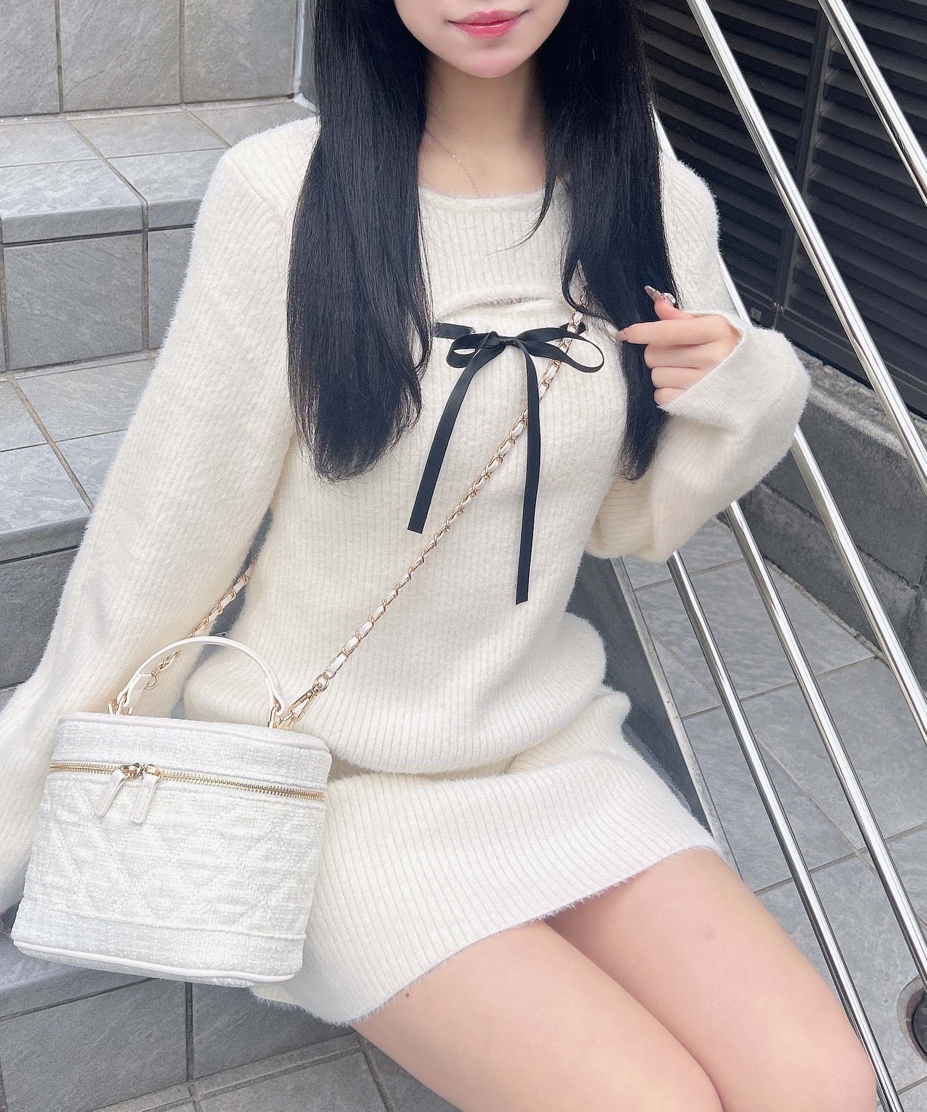 【イング/INGNI】のINGNI/12GフェザーデコルテオープンニットOP 人気、トレンドファッション・服の通販 founy(ファニー) 　ファッション　Fashion　レディースファッション　Fashion for Women　トップス・カットソー　Cut & Sew Tops　ニット　Knit Tops & Sweaters　ガーリー　Girly, Feminine Style　今季　This Season, Current Season　スマホ　Smartphone, Mobile Device　デコルテ　Décolleté, Neckline　トレンド　Trend, Trending Now　フェザー　Feather, Feather Detail　リボン　Ribbon, Bow　ロング　Long, Long-Length　冬　Winter / This Winter　 other-1|ID: prp329100004781271 ipo3291000000034689062