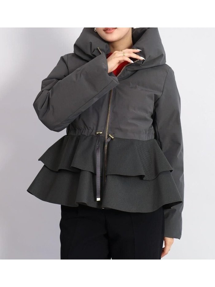 【ヴァン/Vin】のフリルペプラムダウンコート インテリア・キッズ・メンズ・レディースファッション・服の通販 founy(ファニー) https://founy.com/ ファッション Fashion レディースファッション Fashion for Women アウター Coat / Outerwear Collection コート・ロングコート・ピーコート Long Coats, Peacoats & More ダウンジャケット・軽量ダウン Warm & Lightweight Down Jackets エレガント 上品 Elegant ジャケット Jacket, Outerwear スタンド Stand Collar, Upright Stand ダウン Down, Puffer フェザー Feather, Feather Detail フェミニン Feminine, Girly フリル Frill, Ruffle ポケット Pocket, Pocket Detail リボン Ribbon, Bow |ID: prp329100004783680 ipo3291000000035018699