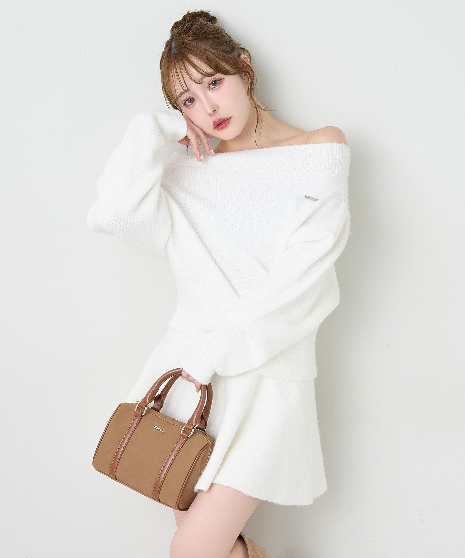 【ナイスクラップ/NICE CLAUP】のオフショルニットセットアップ インテリア・キッズ・メンズ・レディースファッション・服の通販 founy(ファニー) 　ファッション　Fashion　レディースファッション　Fashion for Women　トップス・カットソー　Cut & Sew Tops　ニット　Knit Tops & Sweaters　2025年　2025　2025-2026秋冬・A/W　Autumn/Winter 2025–26 AW25–26　冬　Winter / This Winter　コンパクト　Compact, Small Size　バランス　Balance, Style Balance　フェミニン　Feminine, Girly　フレア　Flare, Flared　ミニスカート　Mini Skirt, Short Skirt　ワンポイント　One Point, Statement Accent　アイボリー|ID: prp329100004783709 ipo3291000000035190644