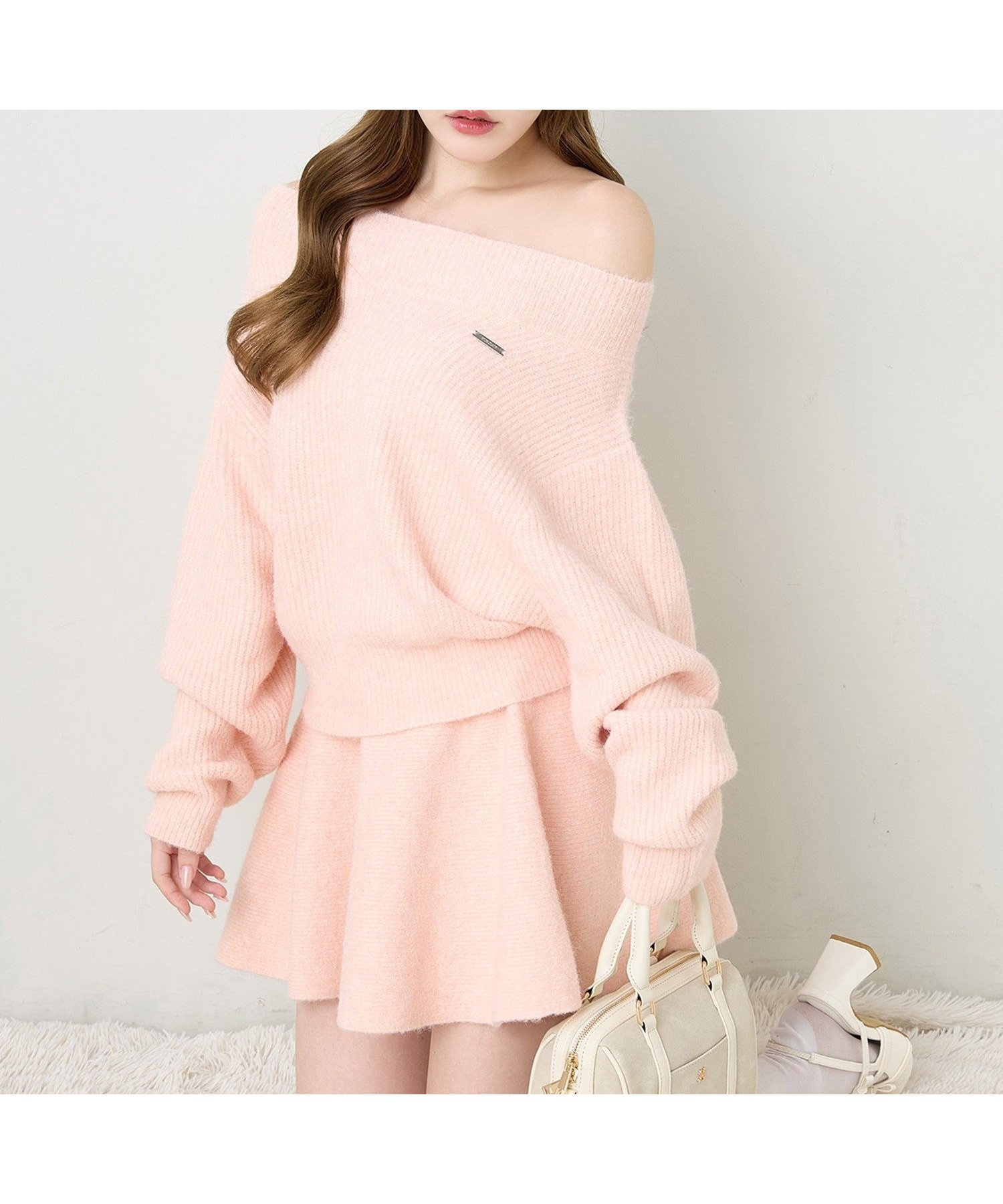 【ナイスクラップ/NICE CLAUP】のオフショルニットセットアップ インテリア・キッズ・メンズ・レディースファッション・服の通販 founy(ファニー) 　ファッション　Fashion　レディースファッション　Fashion for Women　トップス・カットソー　Cut & Sew Tops　ニット　Knit Tops & Sweaters　2025年　2025　2025-2026秋冬・A/W　Autumn/Winter 2025–26 AW25–26　冬　Winter / This Winter　コンパクト　Compact, Small Size　バランス　Balance, Style Balance　フェミニン　Feminine, Girly　フレア　Flare, Flared　ミニスカート　Mini Skirt, Short Skirt　ワンポイント　One Point, Statement Accent　ピンク|ID: prp329100004783709 ipo3291000000035190648