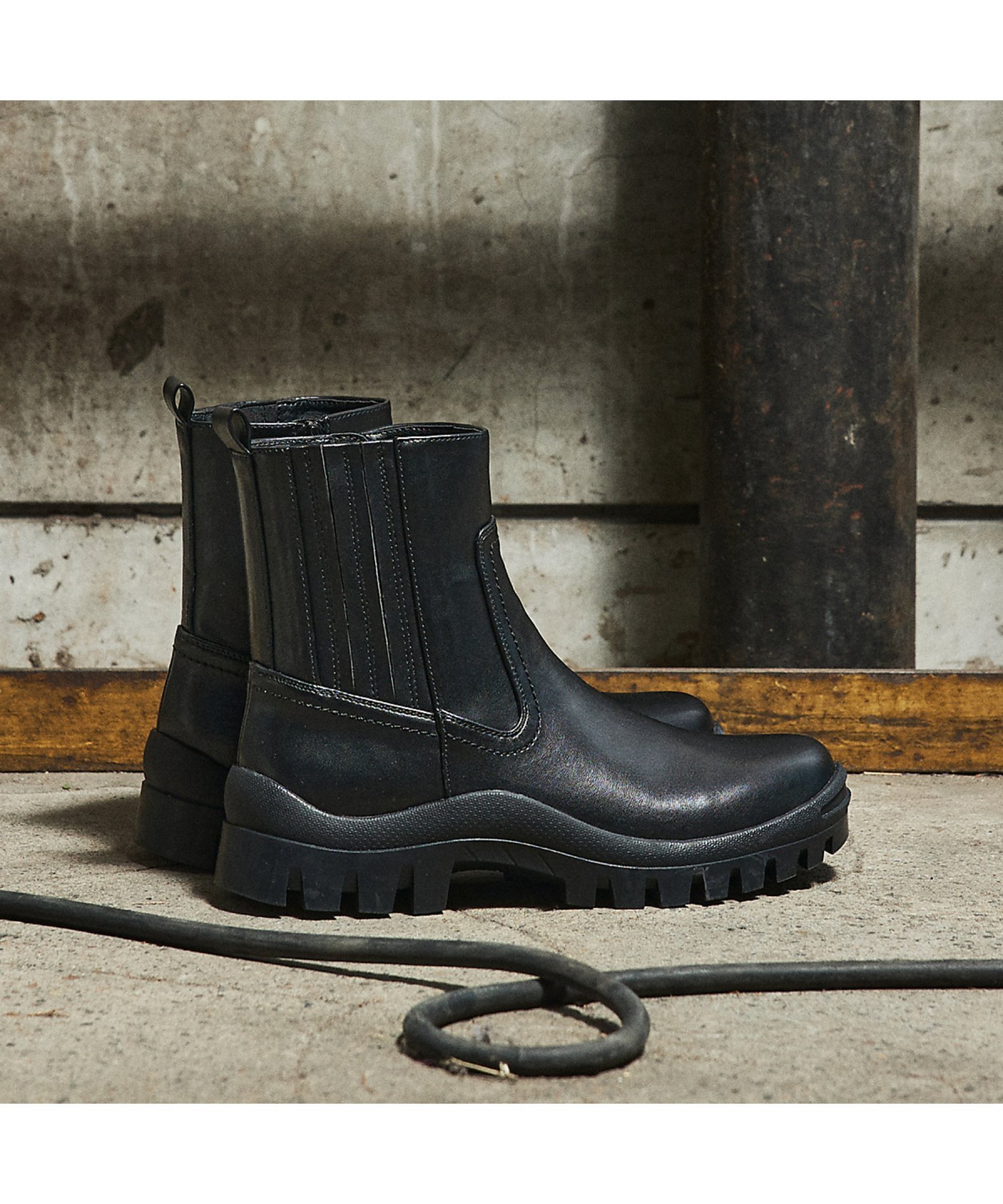 【オゥ バニスター/Au BANNISTER】の【LAROUTE】厚底 ショートサイドゴアブーツ インテリア・キッズ・メンズ・レディースファッション・服の通販 founy(ファニー) 　ファッション　Fashion　レディースファッション　Fashion for Women　厚底　Platform Shoes　シューズ　Shoes, Footwear　ショート　Short, Short Length　ジップ　Zip, Zipper　スニーカー　Sneakers, Trainers　トレンド　Trend, Trending Now　定番　Standard, Basic Item　人気　Popular, Best Seller　バランス　Balance, Style Balance　フェイクレザー　Faux Leather, PU Leather　ラバー　Rubber, Rubber Sole　A/W・秋冬　Autumn/Winter　ブラック|ID: prp329100004783776 ipo3291000000034719937