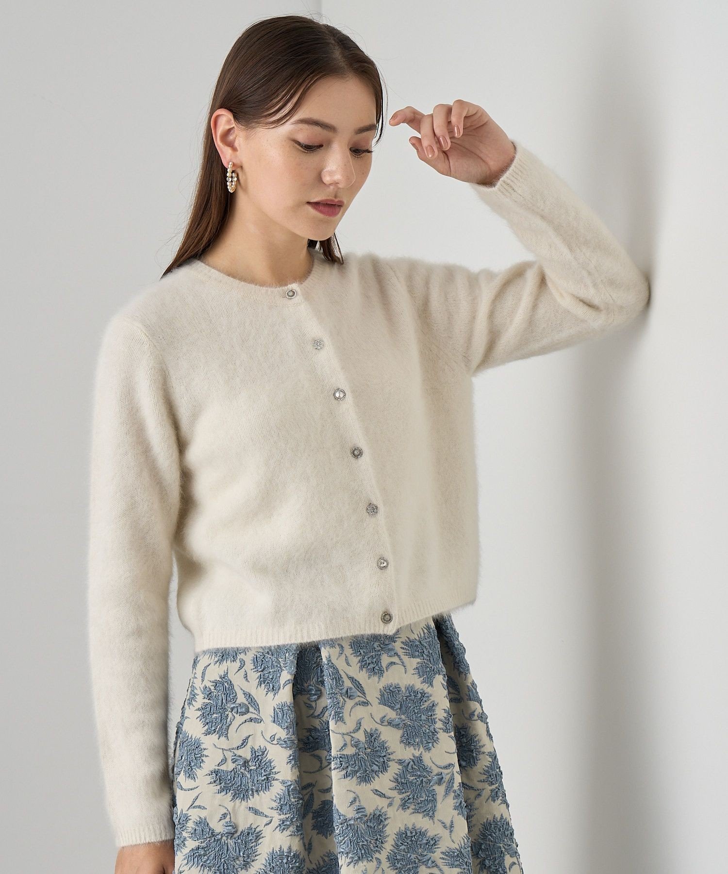 【アナイ/ANAYI】のフラッフィアソート釦ショート カーディガン インテリア・キッズ・メンズ・レディースファッション・服の通販 founy(ファニー) 　ファッション　Fashion　レディースファッション　Fashion for Women　トップス・カットソー　Cut & Sew Tops　カーディガン・羽織り　Layered Style Cardigans　オレンジ　Orange　秋　Autumn　カーディガン　Cardigan, Knitwear　コンパクト　Compact, Small Size　ショート　Short, Short Length　スマート　Smart, Elegant　定番　Standard, Basic Item　人気　Popular, Best Seller　バランス　Balance, Style Balance　ビジュー　Bijou, Jewel-like Accent　ロング　Long, Long-Length　冬　Winter / This Winter　A/W・秋冬　Autumn/Winter　再入荷　Restock / Back in Stock　エレガント 上品　Elegant　off white|ID: prp329100004784034 ipo3291000000034723058