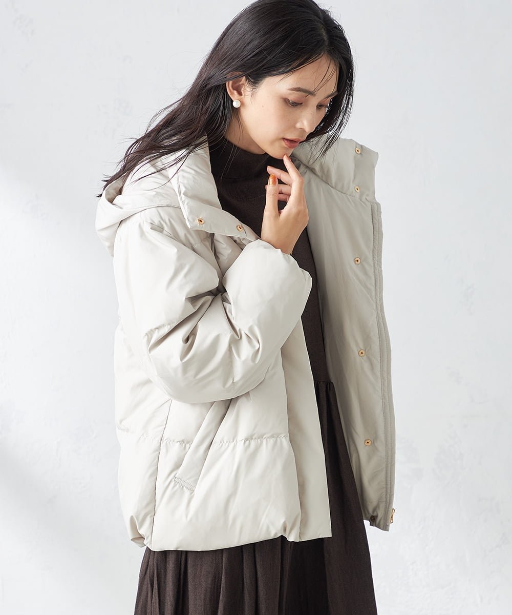 【アー ヴェー ヴェー/a.v.v】の【2WAY】スタンドネックショートダウンジャケット インテリア・キッズ・メンズ・レディースファッション・服の通販 founy(ファニー) ファッション Fashion レディースファッション Fashion for Women アウター Coat / Outerwear Collection レディースジャケット・軽アウター Jackets ショート Short, Short Length スタンド Stand Collar, Upright Stand ダウン Down, Puffer 定番 Standard, Basic Item バランス Balance, Style Balance フェザー Feather, Feather Detail ベーシック Basic, Essential ポケット Pocket, Pocket Detail 再入荷 Restock / Back in Stock ビジネス 仕事 通勤 Business / Work / Commuting グレージュ|ID: prp329100004784039 ipo3291000000034723156