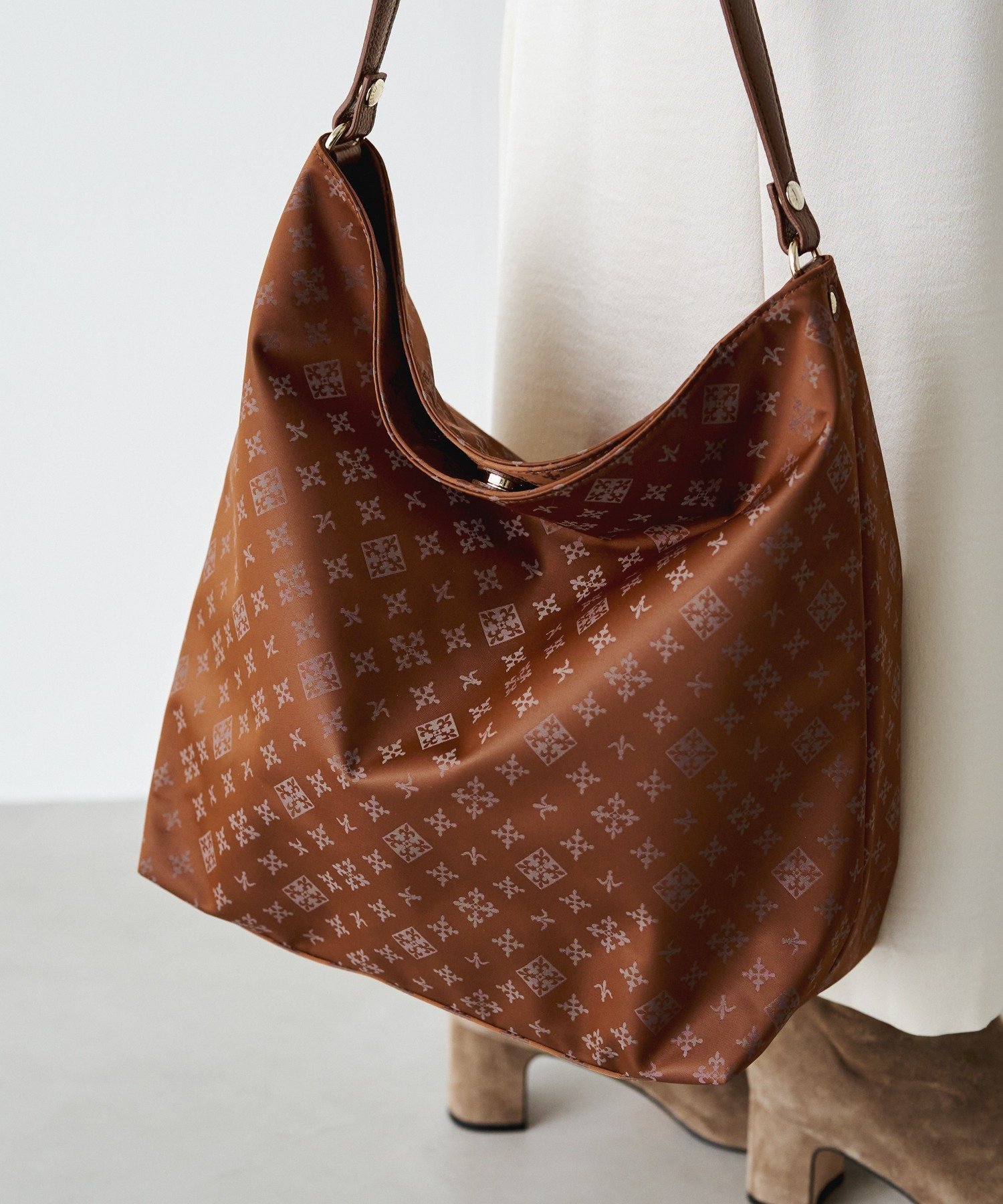 【ラシット/russet】のナイロンジャガード 2WAYショルダーバッグ インテリア・キッズ・メンズ・レディースファッション・服の通販 founy(ファニー) ファッション Fashion レディースファッション Fashion for Women バッグ Bags ショルダー Shoulder, Shoulder Strap シンプル Simple, Minimal ドレープ Drape, Draping Fabric なめらか Smooth, Silky Texture バランス Balance, Style Balance パープル Purple, Violet フォルム Silhouette, Form ポケット Pocket, Pocket Detail マグネット Magnet, Magnetic Closure 日本製 Made In Japan エレガント 上品 Elegant ビジネス 仕事 通勤 Business / Work / Commuting 2025年 2025 2025-2026秋冬・A/W Autumn/Winter 2025–26 AW25–26 キャメル|ID: prp329100004784329 ipo3291000000034873039