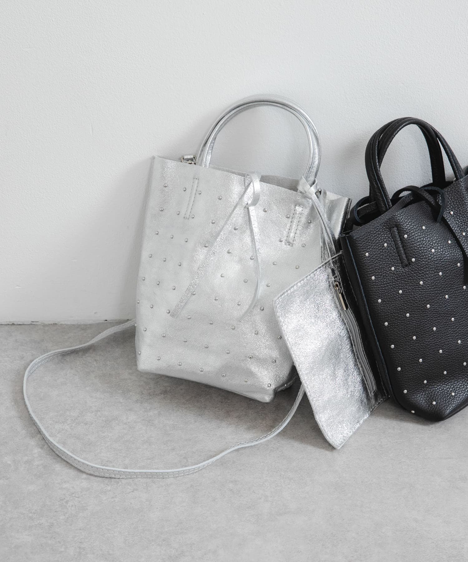 【アーバンリサーチ/URBAN RESEARCH】のスタッズミニトートバッグ インテリア・キッズ・メンズ・レディースファッション・服の通販 founy(ファニー) 　ファッション　Fashion　レディースファッション　Fashion for Women　バッグ　Bags　2025年　2025　2025-2026秋冬・A/W　Autumn/Winter 2025–26 AW25–26　冬　Winter / This Winter　ショルダー　Shoulder, Shoulder Strap　シンプル　Simple, Minimal　スタッズ　Studs, Metal Accents　ポーチ　Pouch, Small Case　エレガント 上品　Elegant　A/W・秋冬　Autumn/Winter　シルバー|ID: prp329100004784341 ipo3291000000034932908