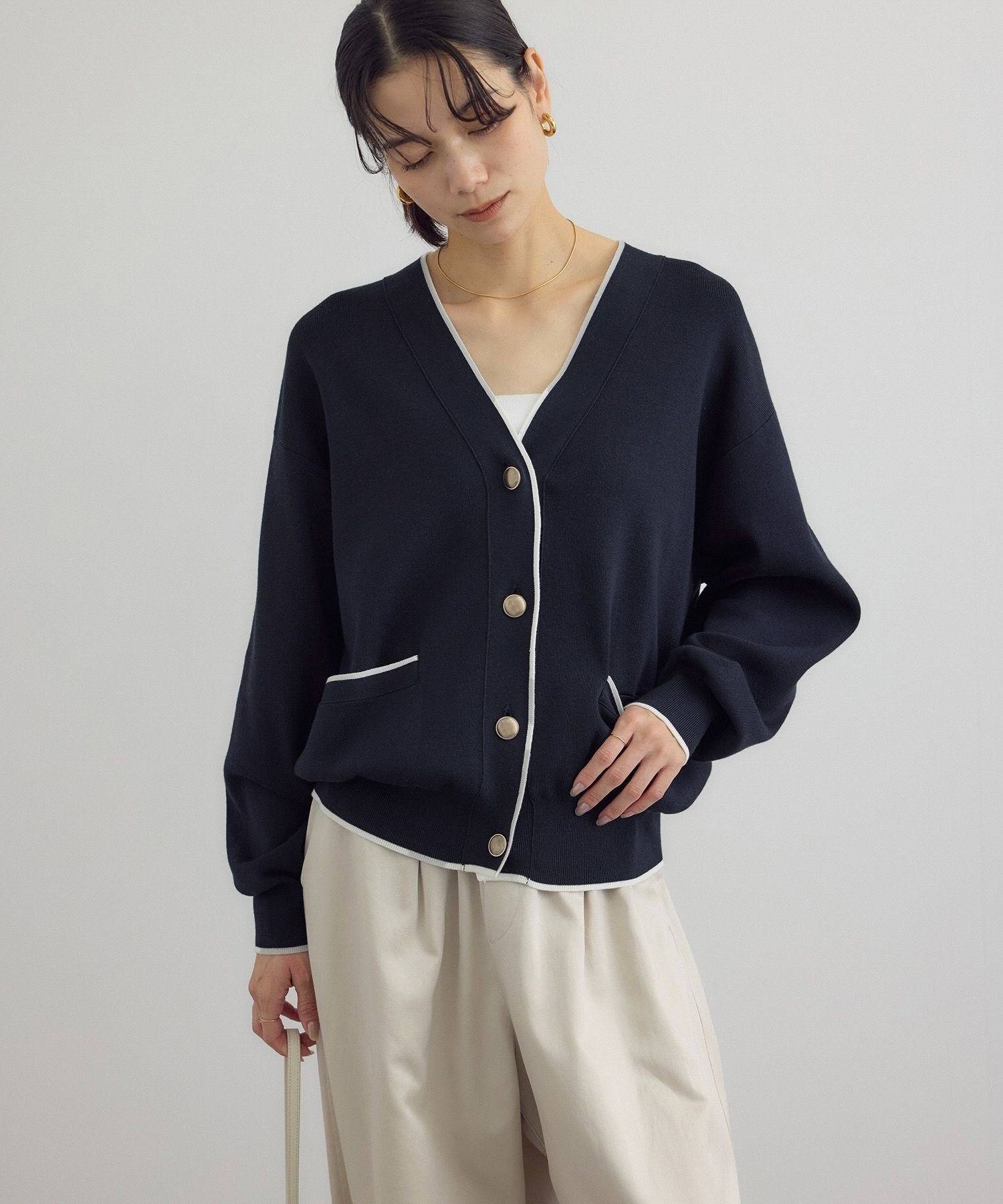 【サロン アダム エ ロペ/SALON adam et rope'】の【WEB限定】メタルボタンスウェットライクラインカーディガン 3 インテリア・キッズ・メンズ・レディースファッション・服の通販 founy(ファニー) 　ファッション　Fashion　レディースファッション　Fashion for Women　トップス・カットソー　Cut & Sew Tops　カーディガン・羽織り　Layered Style Cardigans　レディースパーカー・カジュアルフーディー　Casual Hoodies & Sweatshirts　スウェット・クルーネックトップス　Sweatshirts & Crewnecks / Relaxed Fit Sweat Tops　カットソー　Cut and Sewn Top　カーゴパンツ　Cargo Pants, Utility Pants　カーディガン　Cardigan, Knitwear　キャミワンピース　Cami Dress, Slip Dress　シルバー　Silver, Metallic Silver　スウェット / スエット　Sweatshirt, Sweatwear　スラックス　Slacks, Dress Pants　デニム　Denim, Jeans Material　人気　Popular, Best Seller　バランス　Balance, Style Balance　フェミニン　Feminine, Girly　フロント　Front, Front Design　ボトム　Bottoms, Lower Wear　ポケット　Pocket, Pocket Detail　メタル　Metal, Metal Parts　無地　Plain, Solid Color　リラックス　Relax, Relaxed Fit　エレガント 上品　Elegant　ビジネス 仕事 通勤　Business / Work / Commuting　ネイビー系(41)|ID: prp329100004784632 ipo3291000000035040210