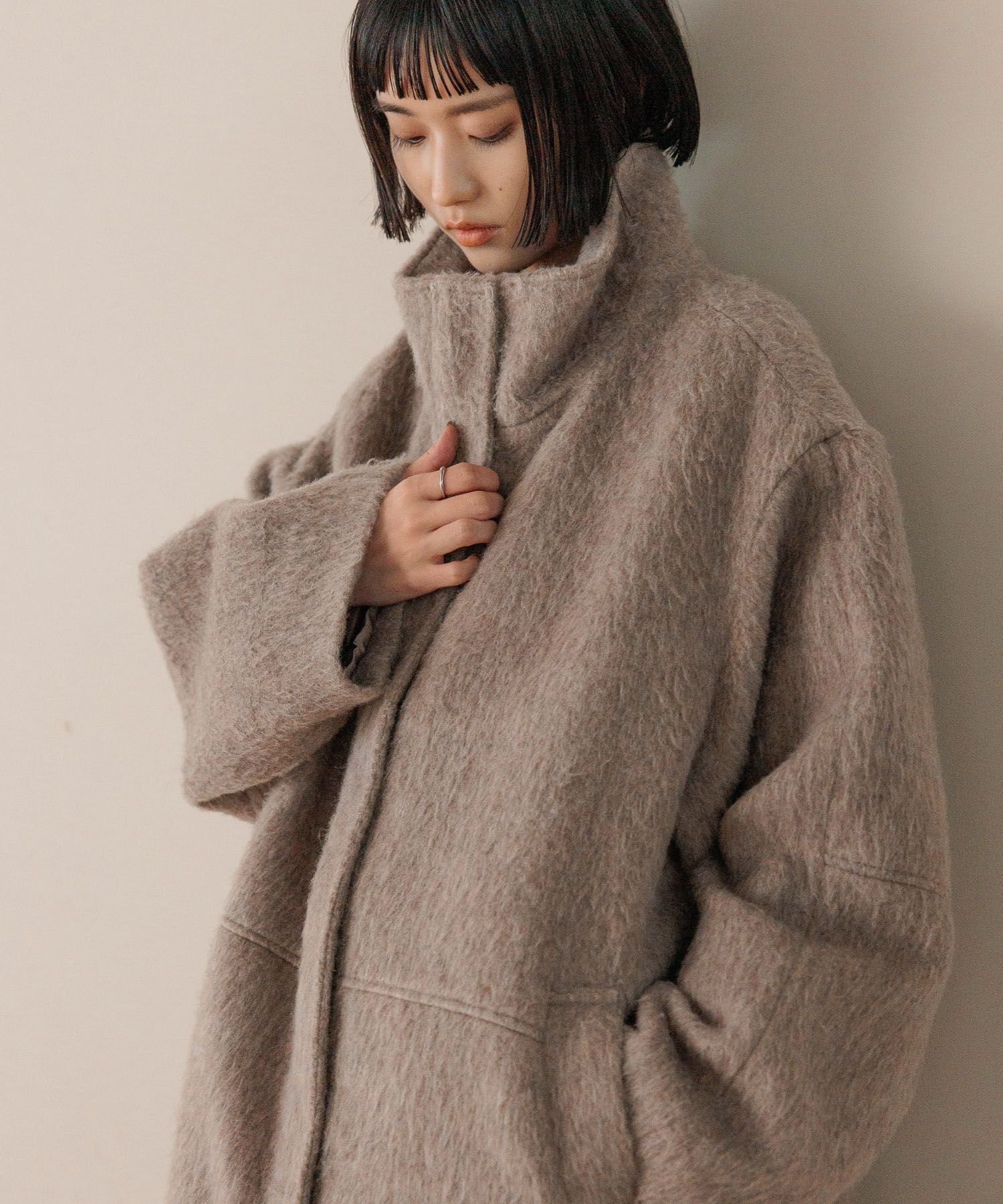 【ローリーズファーム/LOWRYS FARM】のシャギースタンドコート インテリア・キッズ・メンズ・レディースファッション・服の通販 founy(ファニー) 　ファッション　Fashion　レディースファッション　Fashion for Women　アウター　Coat / Outerwear Collection　コート・ロングコート・ピーコート　Long Coats, Peacoats & More　おすすめ　Recommended / Our Picks　エアリー　Airy Texture　スウェット / スエット　Sweatshirt, Sweatwear　スタンド　Stand Collar, Upright Stand　フェザー　Feather, Feather Detail　エレガント 上品　Elegant　アイボリー08|ID: prp329100004784997 ipo3291000000034891625