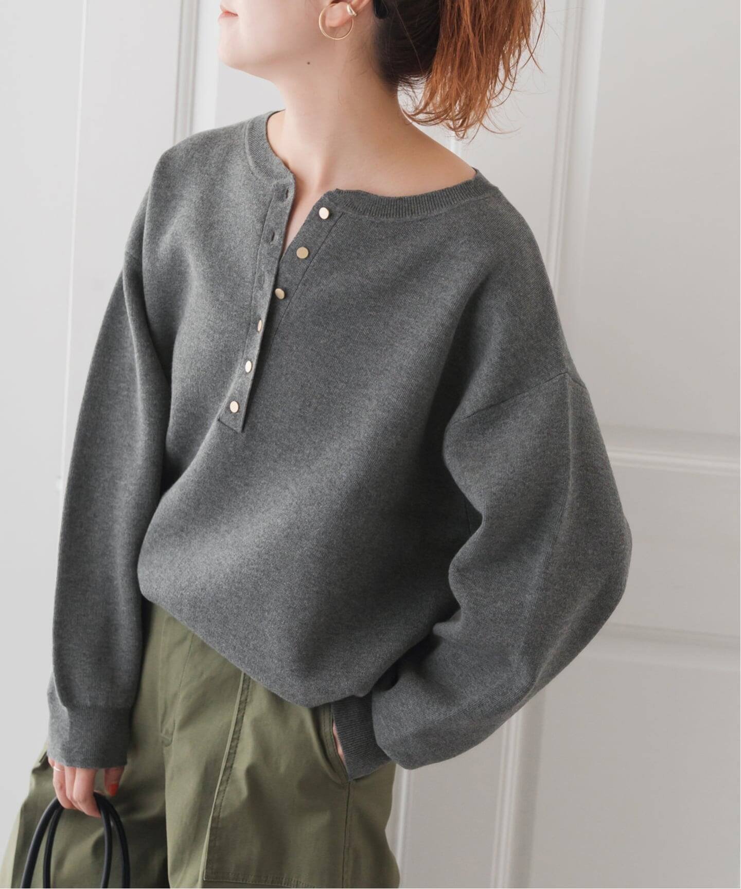 【スピック&スパン/Spick & Span】の《WEB限定カラー有り / 追加3 》メタルボタンヘンリーネックニット インテリア・キッズ・メンズ・レディースファッション・服の通販 founy(ファニー) 　ファッション　Fashion　レディースファッション　Fashion for Women　トップス・カットソー　Cut & Sew Tops　ニット　Knit Tops & Sweaters　メタル　Metal, Metal Parts　グレーA|ID: prp329100004785088 ipo3291000000034775446