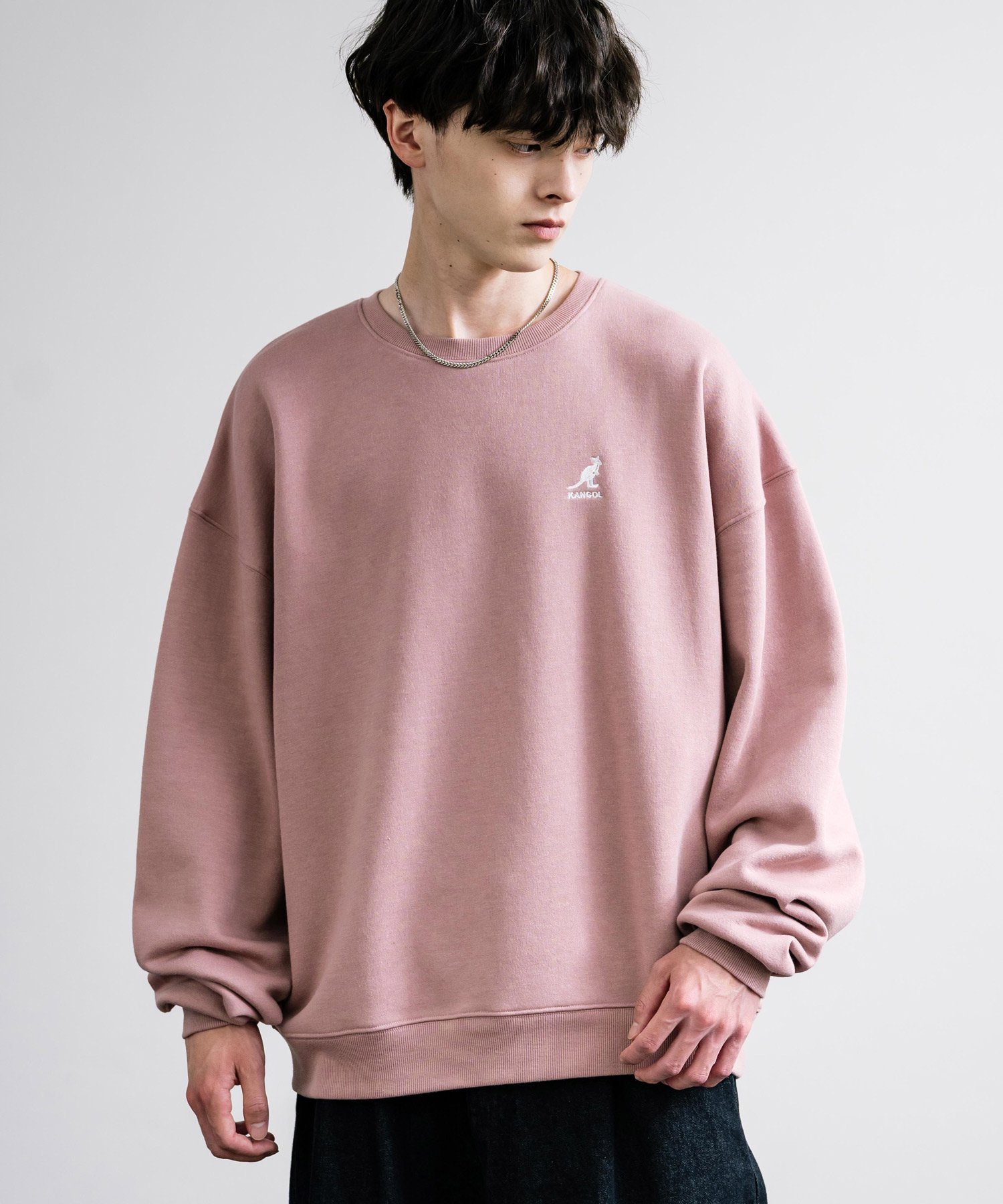 【ロッキーモンロー/Rocky Monroe】の【KANGOL】別注コラボ ロゴ刺繍スウェット インテリア・キッズ・メンズ・レディースファッション・服の通販 founy(ファニー) 　ファッション　Fashion　レディースファッション　Fashion for Women　トップス・カットソー　Cut & Sew Tops　レディースパーカー・カジュアルフーディー　Casual Hoodies & Sweatshirts　スウェット・クルーネックトップス　Sweatshirts & Crewnecks / Relaxed Fit Sweat Tops　コラボ　Collaboration, Collab　切替　Switching, Contrast Panel　軽量　Lightweight, Ultra Light　シンプル　Simple, Minimal　スウェット / スエット　Sweatshirt, Sweatwear　トレンド　Trend, Trending Now　人気　Popular, Best Seller　ハイネック　High Neck, Mock Neck　パイピング　Piping, Trim Design　別注　Limited Edition, Custom Order　無地　Plain, Solid Color　リラックス　Relax, Relaxed Fit　ワイド　Wide, Wide Fit　ワンポイント　One Point, Statement Accent　エレガント 上品　Elegant　2025年　2025　2025-2026秋冬・A/W　Autumn/Winter 2025–26 AW25–26　ピンク|ID: prp329100004785159 ipo3291000000034737478