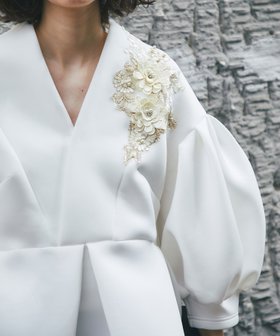 【スマイルオーキッド/SMILE ORCHID】の花モチーフ付きVネックバールーン袖トップス 人気、トレンドファッション・服の通販 founy(ファニー) ファッション Fashion レディースファッション Fashion for Women トップス・カットソー Cut & Sew Tops Vネックトップス V-Neck Tops / V-Cut Neckline Shirts スリーブ Sleeve, Long Sleeve / Short Sleeve モチーフ Motif, Design Theme |ID:prp329100004785710