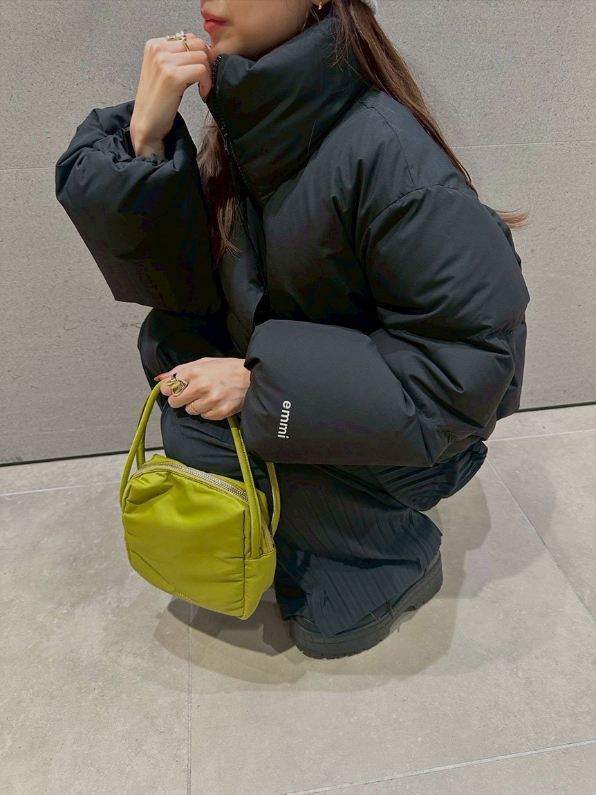 【エミ/emmi】のクロップドフォルムダウンコート インテリア・キッズ・メンズ・レディースファッション・服の通販 founy(ファニー) 　ファッション　Fashion　レディースファッション　Fashion for Women　アウター　Coat / Outerwear Collection　コート・ロングコート・ピーコート　Long Coats, Peacoats & More　ダウンジャケット・軽量ダウン　Warm & Lightweight Down Jackets　スマート　Smart, Elegant　ダウン　Down, Puffer　ファブリック　Fabric, Textile　フォルム　Silhouette, Form　ポケット　Pocket, Pocket Detail　BLK[009]|ID: prp329100004785781 ipo3291000000034740053