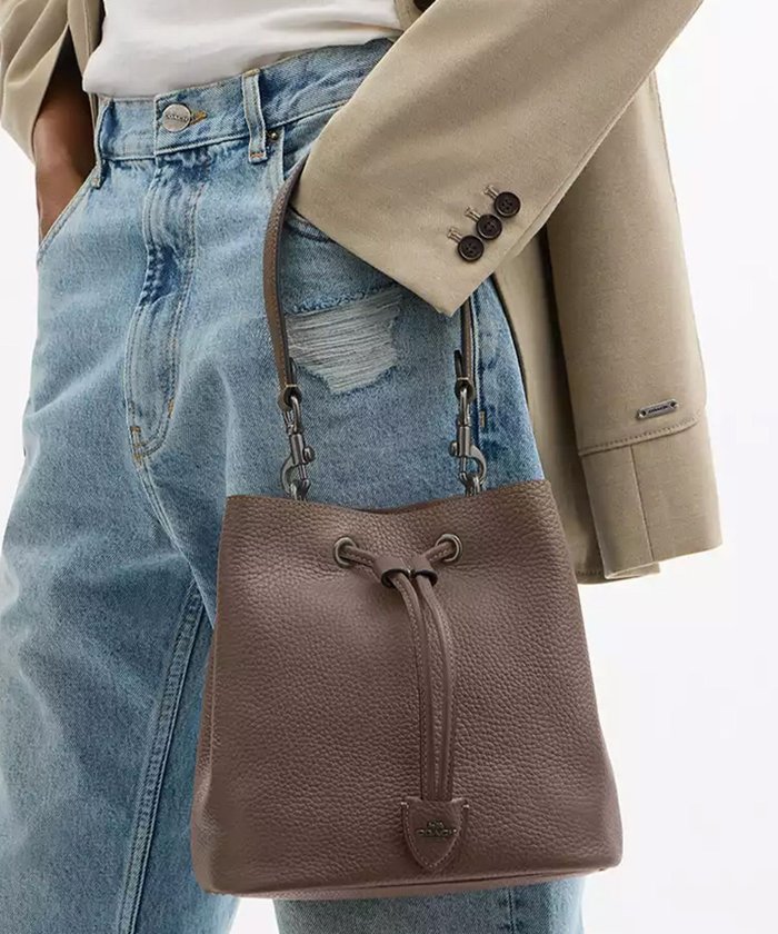 【コーチ/COACH】の【公式】ローアン バケット バッグ インテリア・キッズ・メンズ・レディースファッション・服の通販 founy(ファニー) https://founy.com/ ファッション Fashion レディースファッション Fashion for Women バッグ Bags iPhone アイフォーン iPhone シューズ Shoes, Footwear ドローストリング Drawstring, Pull Cord ポケット Pocket, Pocket Detail ラップ Wrap, Wrap Design 財布 Wallet, Purse |ID: prp329100004785837 ipo3291000000034793193