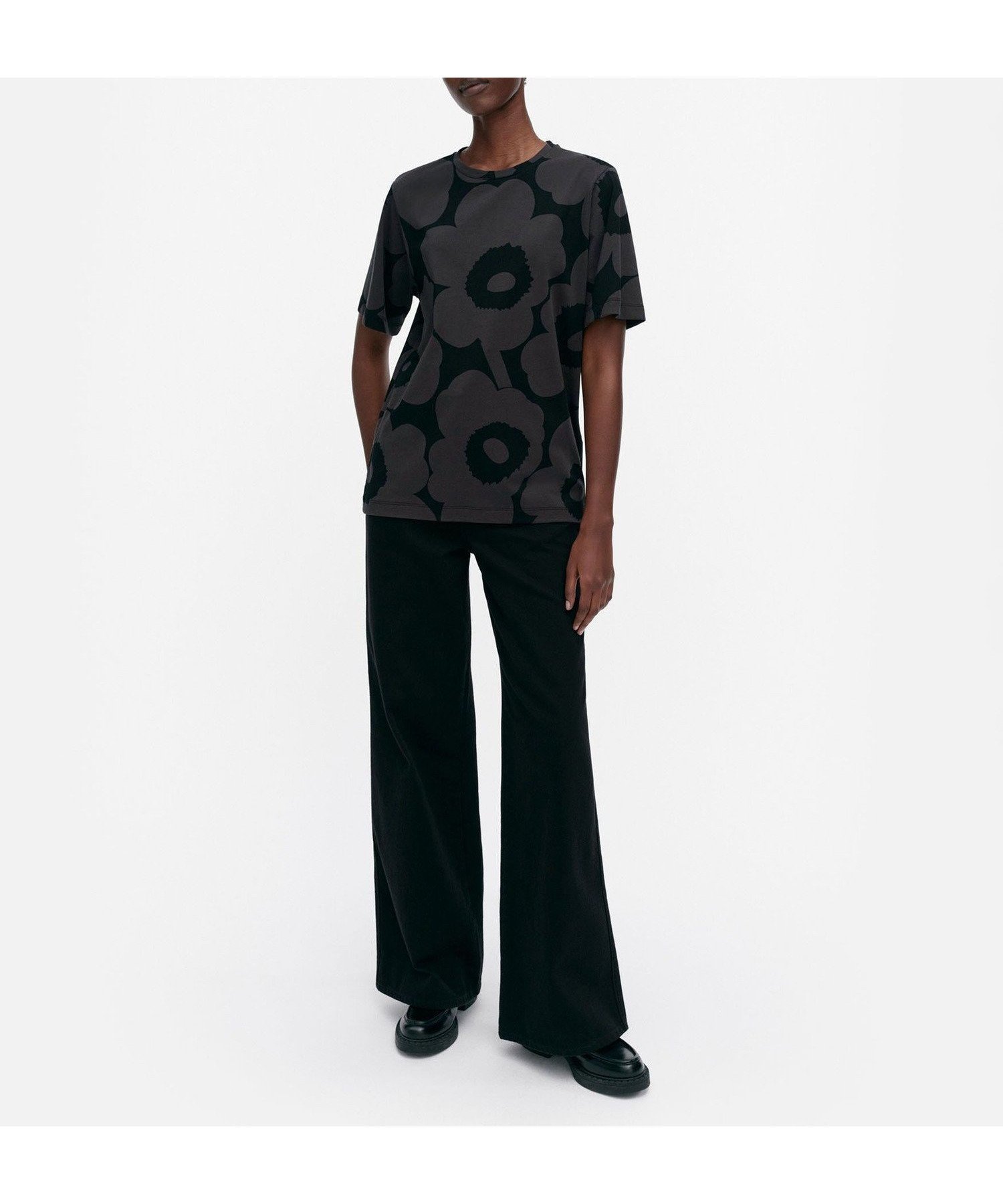 【マリメッコ/marimekko】のTunnit Unikko Tシャツ インテリア・キッズ・メンズ・レディースファッション・服の通販 founy(ファニー) 　ファッション　Fashion　レディースファッション　Fashion for Women　トップス・カットソー　Cut & Sew Tops　シャツ・ブラウス・オフィスカジュアル　Elegant Blouses & Button-Ups　ロングTシャツ・Tシャツ　Longline T-Shirts & Tees　ベーシック　Basic, Essential　モダン　Modern, Contemporary　ブラック×ダークグレー|ID: prp329100004785845 ipo3291000000035122859