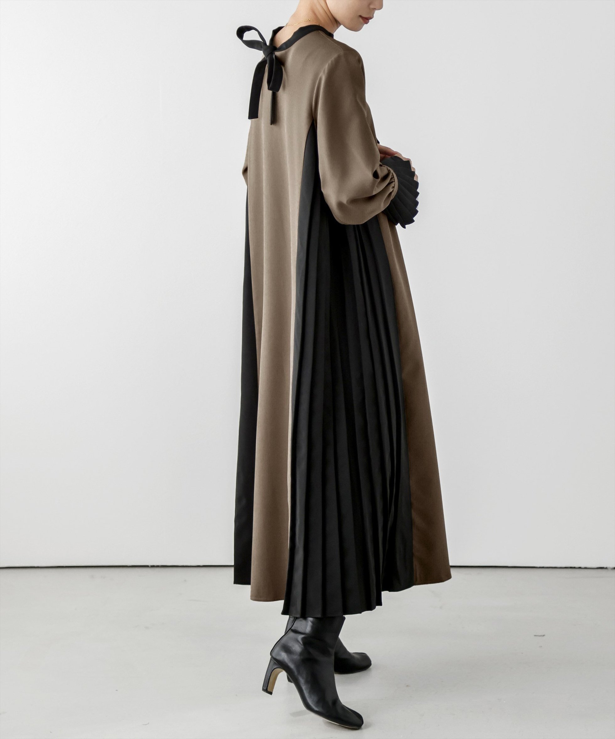 【ラジュール/Lajour】のプリーツ切換えワンピース インテリア・キッズ・メンズ・レディースファッション・服の通販 founy(ファニー) 　ファッション　Fashion　レディースファッション　Fashion for Women　ワンピース　Dresses　カーディガン　Cardigan, Knitwear　ダウン　Down, Puffer　トレンド　Trend, Trending Now　プリーツ　Pleats, Pleated　リボン　Ribbon, Bow　ロング　Long, Long-Length　エレガント 上品　Elegant　冬　Winter / This Winter　秋　Autumn　ブラック×ブラウン|ID: prp329100004785852 ipo3291000000035169676