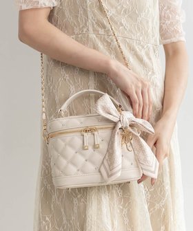 【ランダ/RANDA】の2WAY リボンチャームキルティングバニティバッグ 人気、トレンドファッション・服の通販 founy(ファニー) ファッション Fashion レディースファッション Fashion for Women バッグ Bags キルティング Quilted, Quilting ショルダー Shoulder, Shoulder Strap スカーフ Scarf, Neckwear チャーム Charm, Pendant ハンカチ Handkerchief, Hanky ビジュー Bijou, Jewel-like Accent ベロア Velour, Soft Velvet ポケット Pocket, Pocket Detail ポーチ Pouch, Small Case リップ Lip, Lip Motif リボン Ribbon, Bow エレガント 上品 Elegant 財布 Wallet, Purse |ID:prp329100004785858