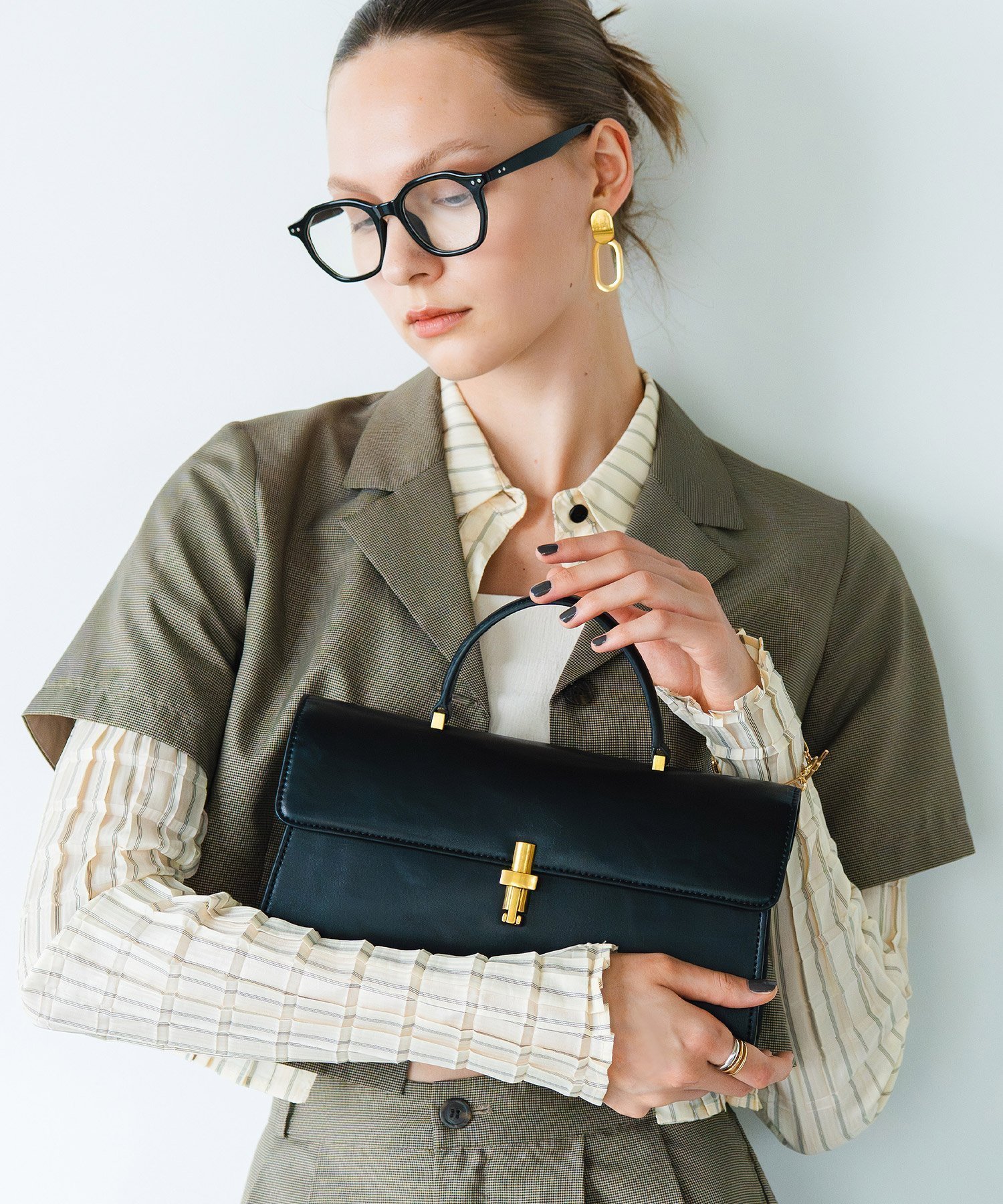 【ユナイテッド ベース/UNITED BASE】の【LA MARGE】【本革】2WAY スクエア ハンド ショルダーバッグ インテリア・キッズ・メンズ・レディースファッション・服の通販 founy(ファニー) 　ファッション　Fashion　レディースファッション　Fashion for Women　バッグ　Bags　クラシカル　Classical, Vintage-Inspired　クラシック　Classic, Timeless Style　ショルダー　Shoulder, Shoulder Strap　スクエア　Square, Square Shape　スマホ　Smartphone, Mobile Device　財布　Wallet, Purse　ハンド　Hand, Handmade　バランス　Balance, Style Balance　フォルム　Silhouette, Form　ポケット　Pocket, Pocket Detail　ポーチ　Pouch, Small Case　ロング　Long, Long-Length　エレガント 上品　Elegant　結婚式　Wedding　ブラック|ID: prp329100004785864 ipo3291000000035138808