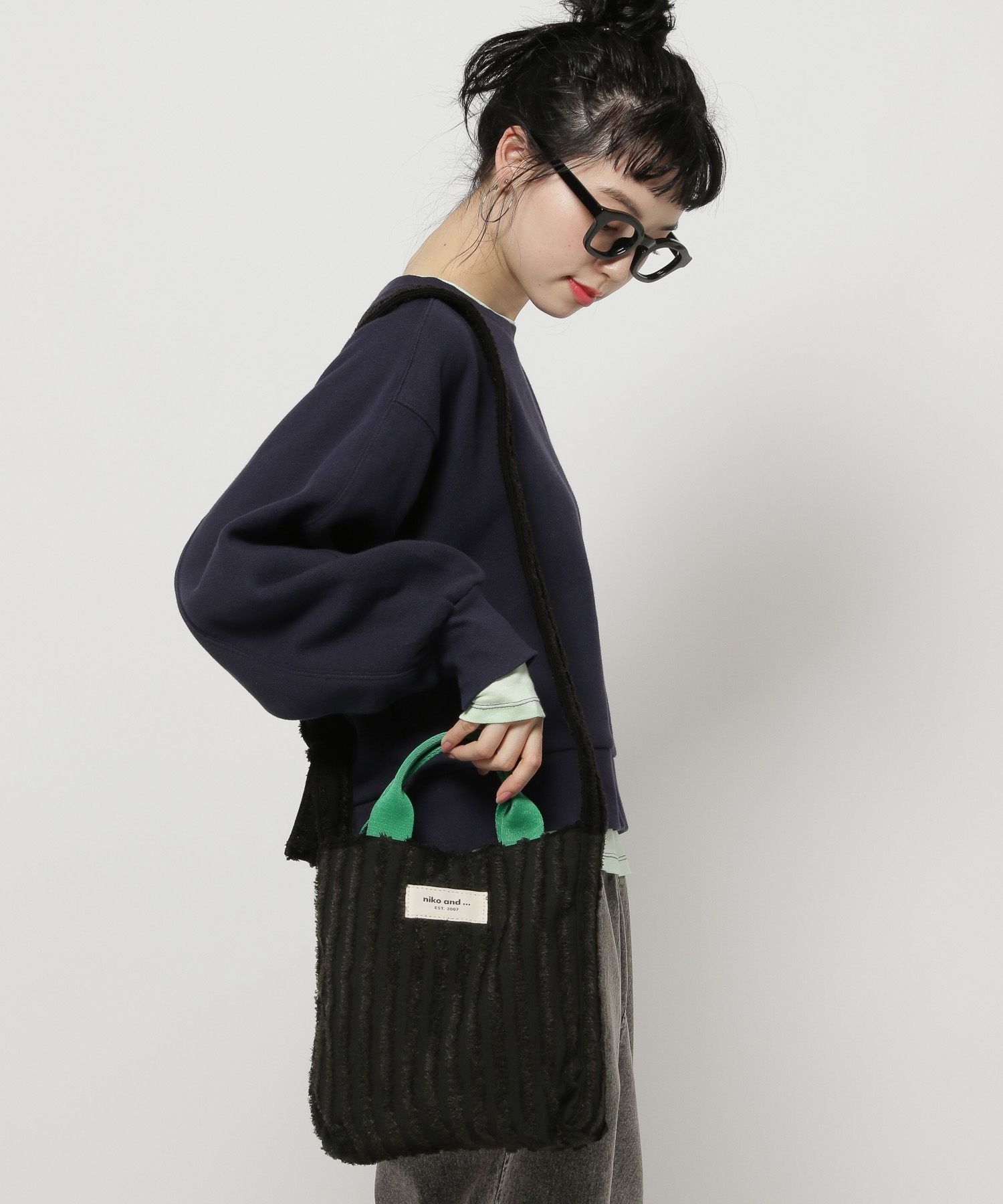 【ニコアンド/niko and】のオリジナル2WAYテープトートバッグM インテリア・キッズ・メンズ・レディースファッション・服の通販 founy(ファニー) 　ファッション　Fashion　レディースファッション　Fashion for Women　バッグ　Bags　春　Spring　ショルダー　Shoulder, Shoulder Strap　財布　Wallet, Purse　チェック　Check, Plaid, Tartan　トレンド　Trend, Trending Now　ポケット　Pocket, Pocket Detail　ポーチ　Pouch, Small Case　マグネット　Magnet, Magnetic Closure　リップ　Lip, Lip Motif　レオパード　Leopard, Animal Print　A/W・秋冬　Autumn/Winter　S/S・春夏　SS, Spring/Summer, Warm Season　おすすめ　Recommended / Our Picks　夏　Summer　ブラックパイル|ID: prp329100004785870 ipo3291000000034945511