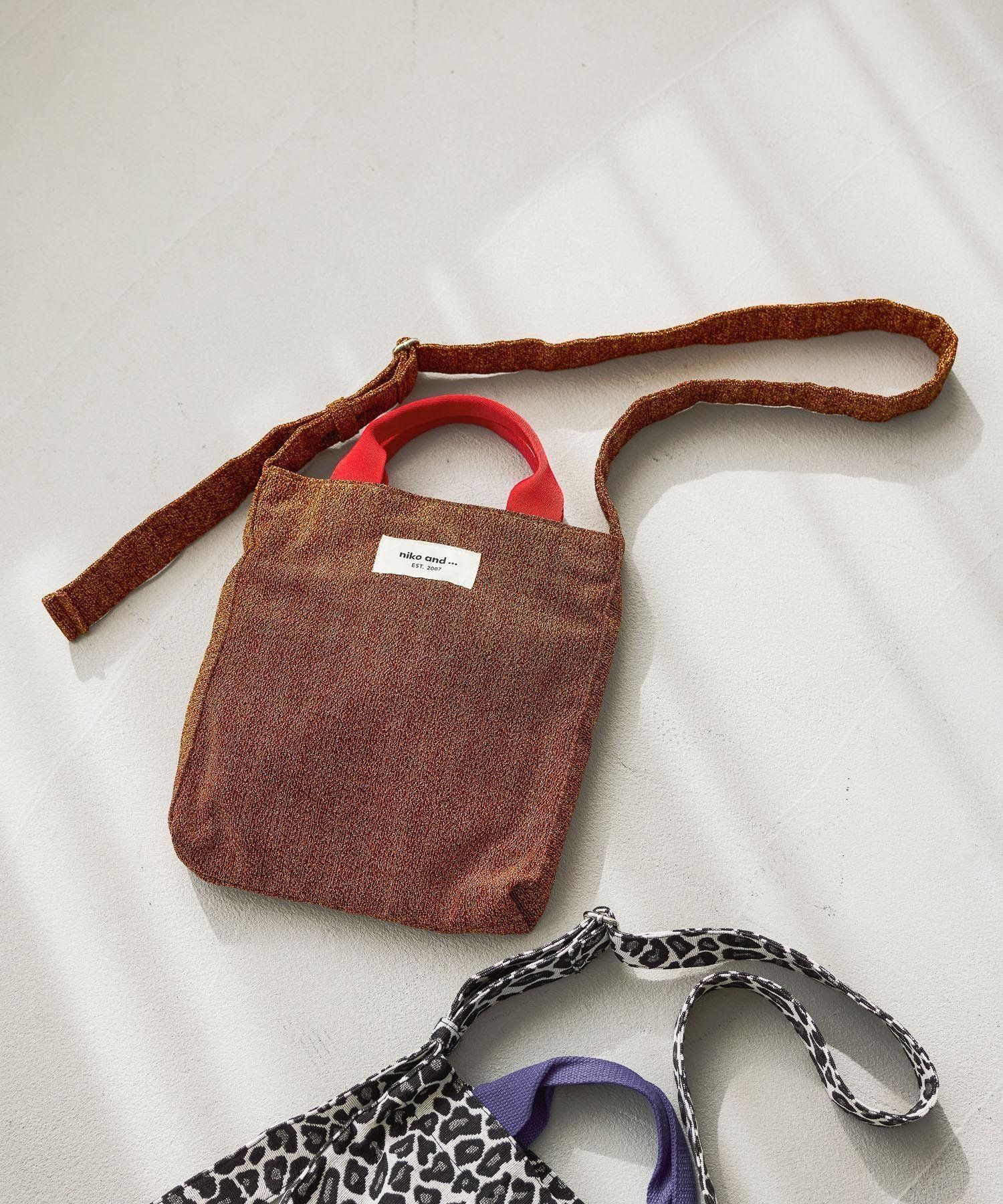 【ニコアンド/niko and】のオリジナル2WAYテープトートバッグM インテリア・キッズ・メンズ・レディースファッション・服の通販 founy(ファニー) 　ファッション　Fashion　レディースファッション　Fashion for Women　バッグ　Bags　春　Spring　ショルダー　Shoulder, Shoulder Strap　財布　Wallet, Purse　チェック　Check, Plaid, Tartan　トレンド　Trend, Trending Now　ポケット　Pocket, Pocket Detail　ポーチ　Pouch, Small Case　マグネット　Magnet, Magnetic Closure　リップ　Lip, Lip Motif　レオパード　Leopard, Animal Print　A/W・秋冬　Autumn/Winter　S/S・春夏　SS, Spring/Summer, Warm Season　おすすめ　Recommended / Our Picks　夏　Summer　レッド|ID: prp329100004785870 ipo3291000000034945513