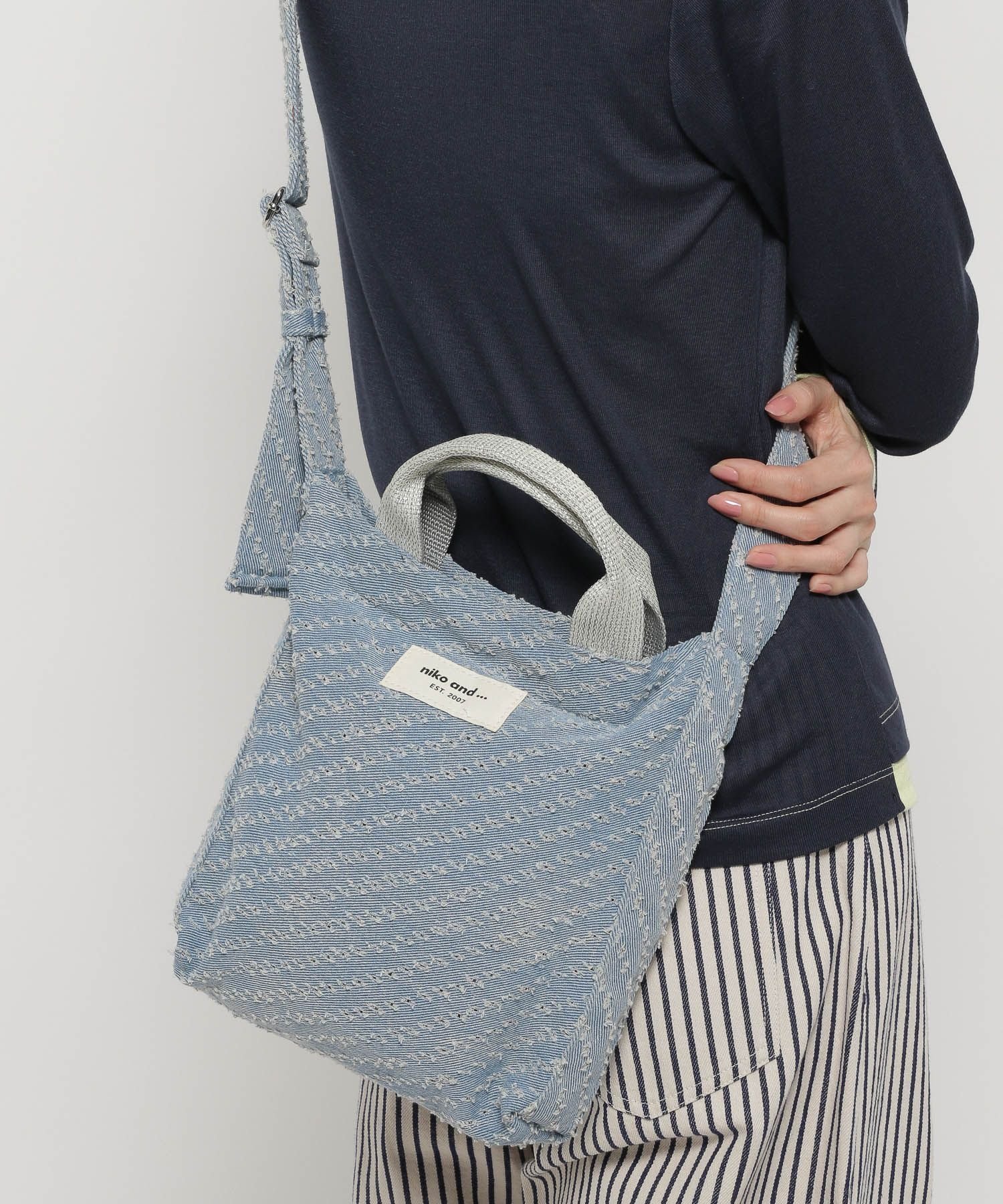 【ニコアンド/niko and】のオリジナル2WAYテープトートバッグM インテリア・キッズ・メンズ・レディースファッション・服の通販 founy(ファニー) 　ファッション　Fashion　レディースファッション　Fashion for Women　バッグ　Bags　春　Spring　ショルダー　Shoulder, Shoulder Strap　財布　Wallet, Purse　チェック　Check, Plaid, Tartan　トレンド　Trend, Trending Now　ポケット　Pocket, Pocket Detail　ポーチ　Pouch, Small Case　マグネット　Magnet, Magnetic Closure　リップ　Lip, Lip Motif　レオパード　Leopard, Animal Print　A/W・秋冬　Autumn/Winter　S/S・春夏　SS, Spring/Summer, Warm Season　おすすめ　Recommended / Our Picks　夏　Summer　ライトブルー|ID: prp329100004785870 ipo3291000000034945519