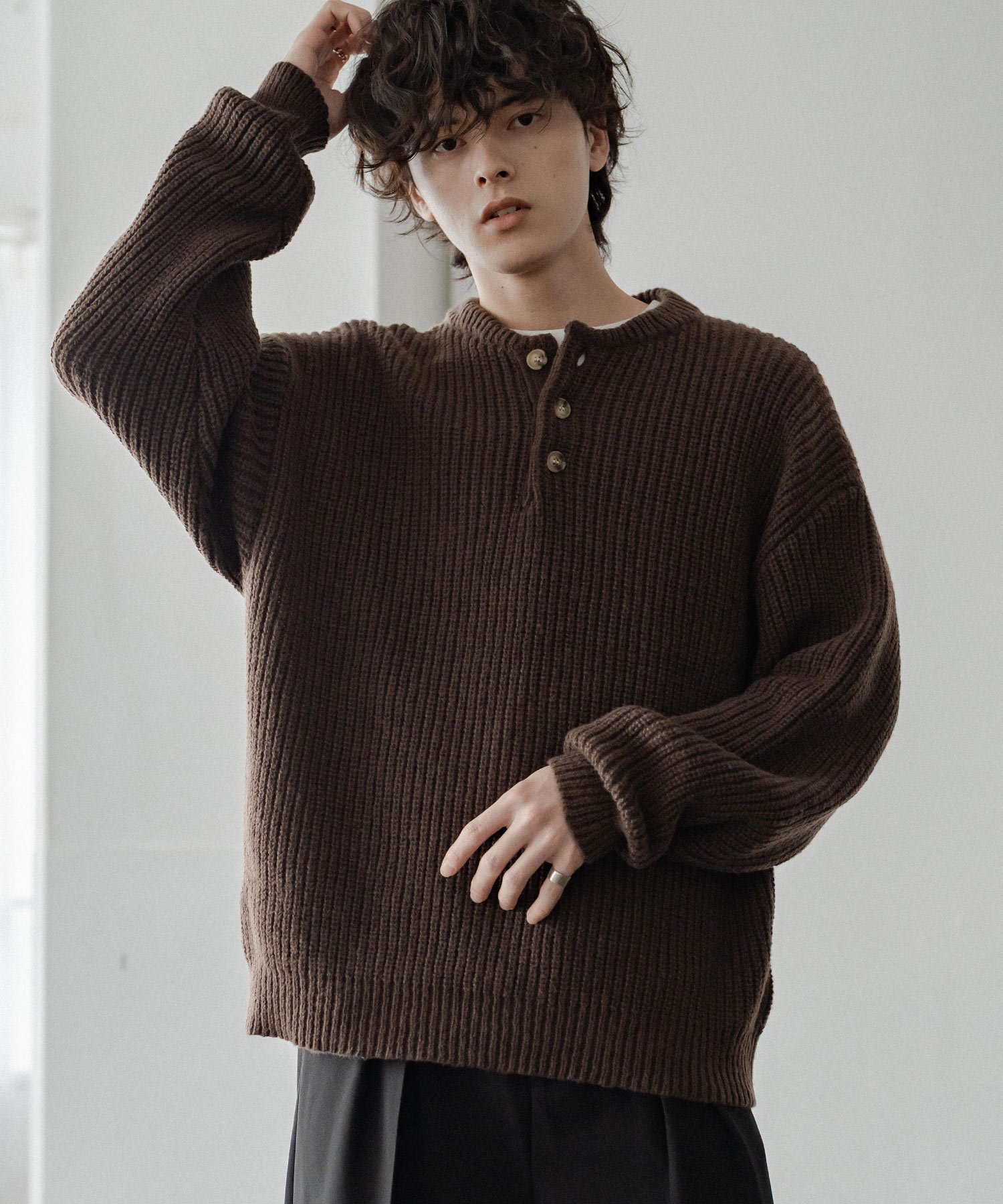 【ロッキーモンロー/Rocky Monroe】の新色追加 オーバーサイズ畦編みヘンリーネックニットセーター インテリア・キッズ・メンズ・レディースファッション・服の通販 founy(ファニー) 　ファッション　Fashion　レディースファッション　Fashion for Women　トップス・カットソー　Cut & Sew Tops　ニット　Knit Tops & Sweaters　畦編みニット・テクスチャードトップス　Ribbed Knit Sweaters / Textured Knit Tops　インナー　Innerwear　ウッド　Wooden Design　畦　Ribbed Knit　シンプル　Simple, Minimal　スラックス　Slacks, Dress Pants　デニム　Denim, Jeans Material　バランス　Balance, Style Balance　フェミニン　Feminine, Girly　マーブル　Marble, Marble Pattern　メンズ　Men's, Menswear　ラウンド　Round, Round Neck　リラックス　Relax, Relaxed Fit　再入荷　Restock / Back in Stock　おすすめ　Recommended / Our Picks　ブラウン|ID: prp329100004785879 ipo3291000000034740451