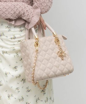 【ランダ/RANDA】の2WAYキルティングバッグ 人気、トレンドファッション・服の通販 founy(ファニー) ファッション Fashion レディースファッション Fashion for Women バッグ Bags キルティング Quilted, Quilting ショルダー Shoulder, Shoulder Strap スクエア Square, Square Shape チェーン Chain, Chain Strap チャーム Charm, Pendant フェミニン Feminine, Girly フォルム Silhouette, Form ポケット Pocket, Pocket Detail エレガント 上品 Elegant |ID:prp329100004785904