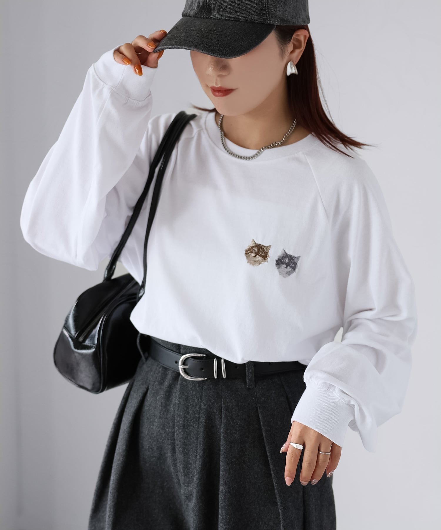 【リベリー/Riberry】のネコ刺繍ラグランロンT インテリア・キッズ・メンズ・レディースファッション・服の通販 founy(ファニー) 　ファッション　Fashion　レディースファッション　Fashion for Women　トップス・カットソー　Cut & Sew Tops　ロングTシャツ・Tシャツ　Longline T-Shirts & Tees　アニマル　Animal Print　春　Spring　カーゴパンツ　Cargo Pants, Utility Pants　シンプル　Simple, Minimal　スリーブ　Sleeve, Long Sleeve / Short Sleeve　デニム　Denim, Jeans Material　定番　Standard, Basic Item　ネコ　Cat, Feline Motif　猫　Cat, Kitty　ビッグ　Big, Oversized　ロング　Long, Long-Length　楽ちん　Easy Fit, Comfortable　おすすめ　Recommended / Our Picks　オフホワイト|ID: prp329100004785942 ipo3291000000034774262