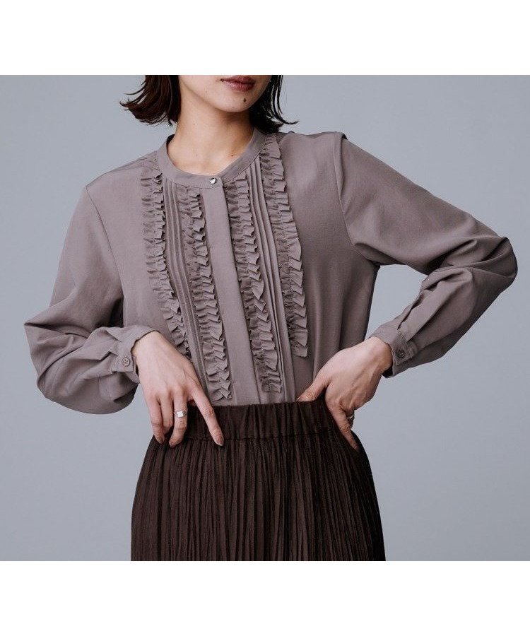 【アンタイトル/UNTITLED】の【1枚で着映え/オンオフ着回し】フリルサテンブラウス インテリア・キッズ・メンズ・レディースファッション・服の通販 founy(ファニー) 　ファッション　Fashion　レディースファッション　Fashion for Women　トップス・カットソー　Cut & Sew Tops　シャツ・ブラウス・オフィスカジュアル　Elegant Blouses & Button-Ups　インナー　Innerwear　カーディガン　Cardigan, Knitwear　サテン　Satin, Glossy Fabric　ジャケット　Jacket, Outerwear　スマート　Smart, Elegant　フリル　Frill, Ruffle　フロント　Front, Front Design　メタル　Metal, Metal Parts　エレガント 上品　Elegant　吸水　Absorbent, Quick-Dry　トープ|ID: prp329100004785968 ipo3291000000034740897