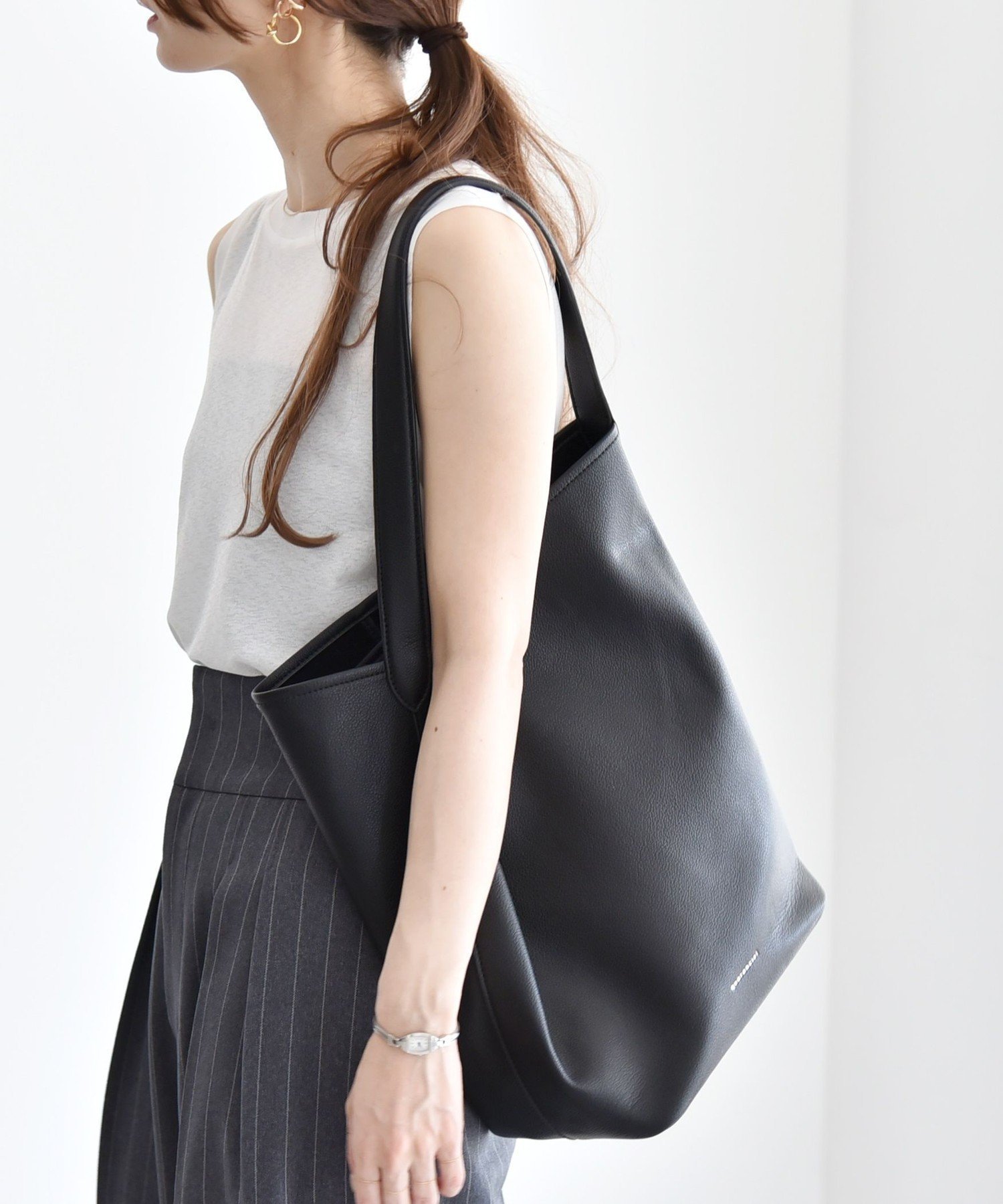 【シップス フォー ウィメン/SHIPS】のquaranciel ワンハンドル バケツ トート バッグ(A4対応) インテリア・キッズ・メンズ・レディースファッション・服の通販 founy(ファニー) ファッション Fashion レディースファッション Fashion for Women バッグ Bags おすすめ Recommended / Our Picks シンプル Simple, Minimal トレンド Trend, Trending Now バケツ Bucket, Bucket Style フロント Front, Front Design ビジネス 仕事 通勤 Business / Work / Commuting ブラック|ID: prp329100004785993 ipo3291000000034821127