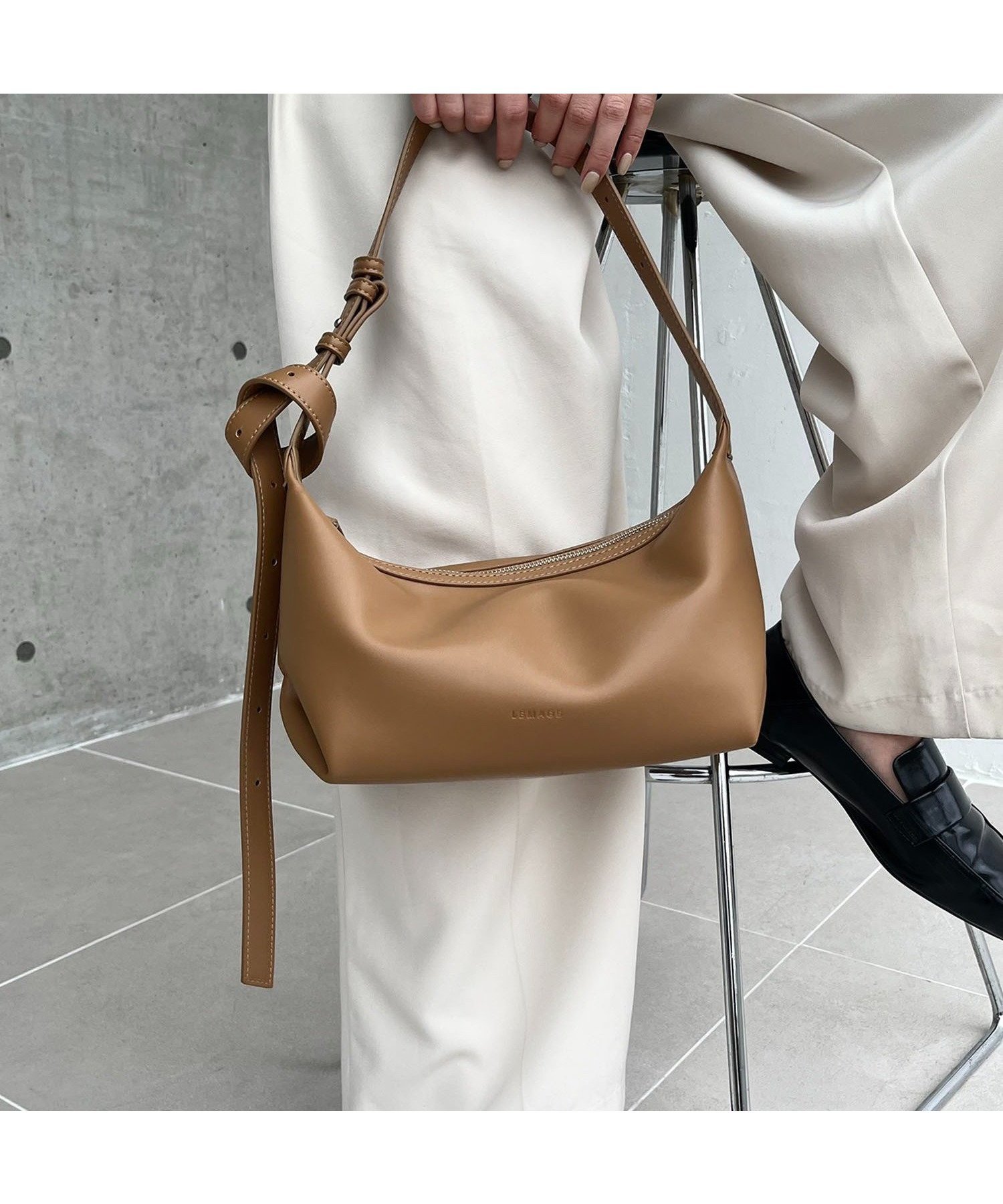 【カプリシューレマージュ/CAPRICIEUX LEMAGE】の【新色キャメル/人気のため再入荷/軽量/大容量】ロールハンドルバッグ インテリア・キッズ・メンズ・レディースファッション・服の通販 founy(ファニー) 　ファッション　Fashion　レディースファッション　Fashion for Women　バッグ　Bags　軽量　Lightweight, Ultra Light　財布　Wallet, Purse　人気　Popular, Best Seller　再入荷　Restock / Back in Stock　キャメル|ID: prp329100004786019 ipo3291000000034891393