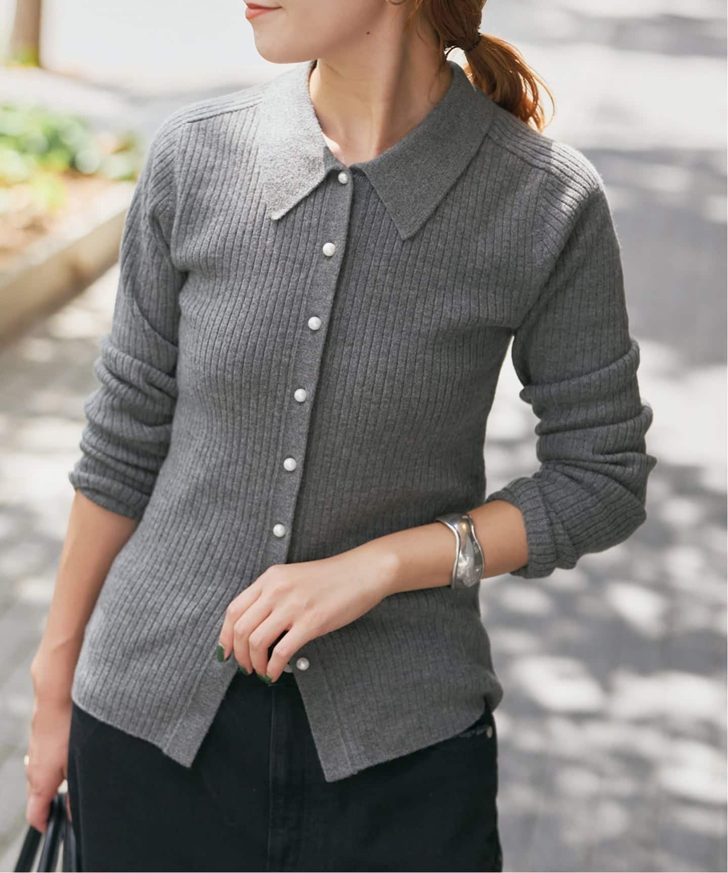 【スピック&スパン/Spick & Span】のパールボタン襟付きニット インテリア・キッズ・メンズ・レディースファッション・服の通販 founy(ファニー) ファッション Fashion レディースファッション Fashion for Women トップス・カットソー Cut & Sew Tops ニット Knit Tops & Sweaters カーディガン Cardigan, Knitwear クラシカル Classical, Vintage-Inspired コンパクト Compact, Small Size シンプル Simple, Minimal ジャケット Jacket, Outerwear デニム Denim, Jeans Material パール Pearl, Pearl Accent ワイドリブ Wide Rib, Wide Ribbed Knit エレガント 上品 Elegant グレー|ID: prp329100004786085 ipo3291000000034741352