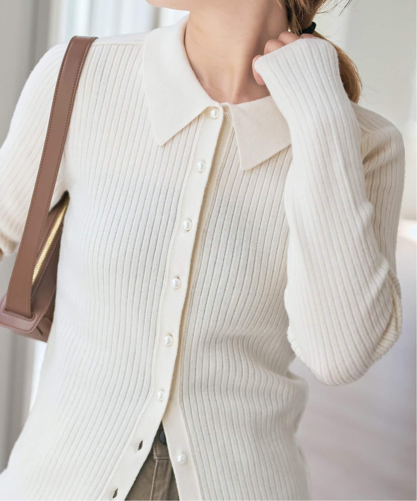 【スピック&スパン/Spick & Span】のパールボタン襟付きニット インテリア・キッズ・メンズ・レディースファッション・服の通販 founy(ファニー) ファッション Fashion レディースファッション Fashion for Women トップス・カットソー Cut & Sew Tops ニット Knit Tops & Sweaters カーディガン Cardigan, Knitwear クラシカル Classical, Vintage-Inspired コンパクト Compact, Small Size シンプル Simple, Minimal ジャケット Jacket, Outerwear デニム Denim, Jeans Material パール Pearl, Pearl Accent ワイドリブ Wide Rib, Wide Ribbed Knit エレガント 上品 Elegant ホワイト A|ID: prp329100004786085 ipo3291000000034741354