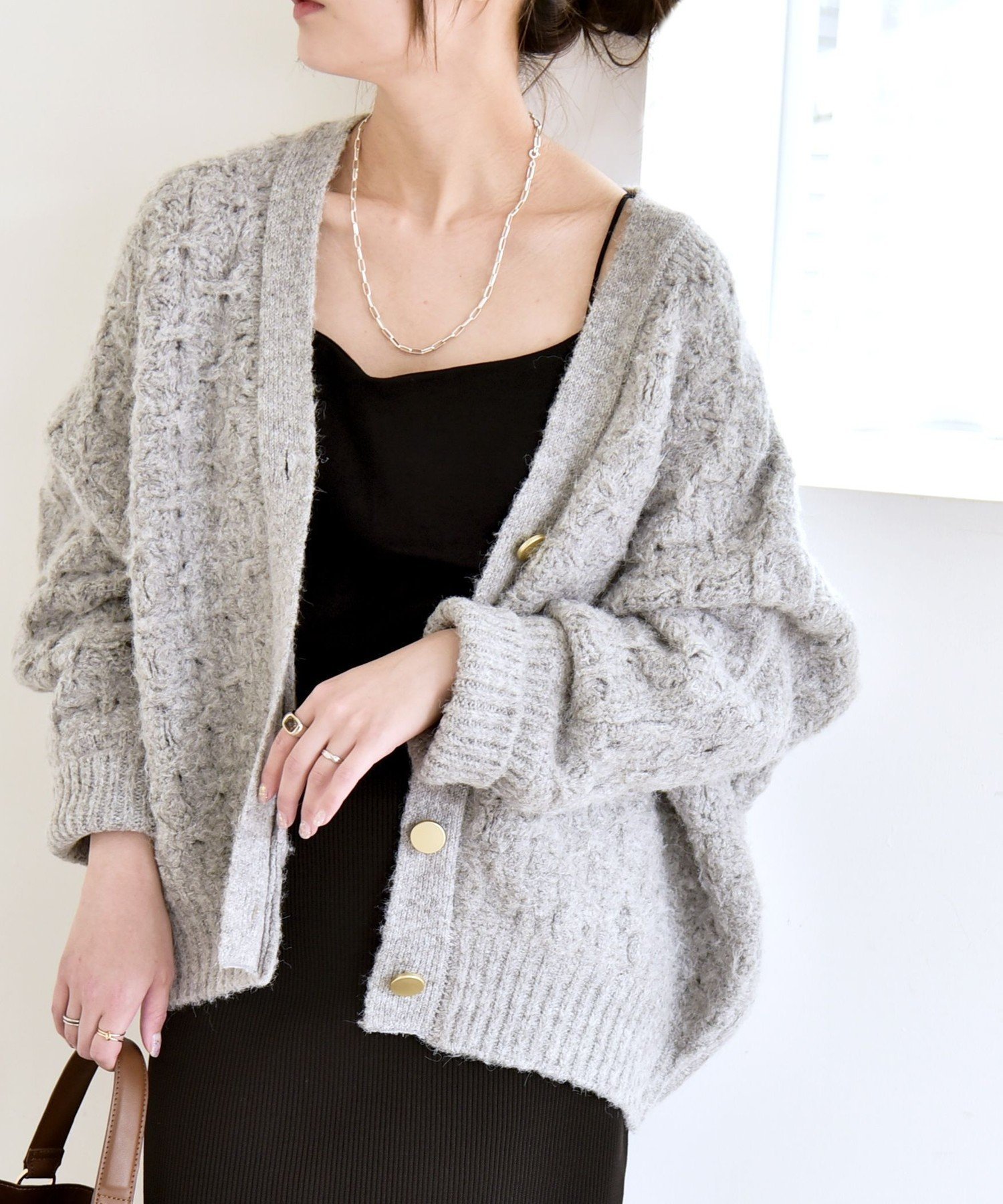 【シップス フォー ウィメン/SHIPS】のquaranciel 透かし編み Vネック コンパクト ドルマンニットカーディガン インテリア・キッズ・メンズ・レディースファッション・服の通販 founy(ファニー) ファッション Fashion レディースファッション Fashion for Women トップス・カットソー Cut & Sew Tops ニット Knit Tops & Sweaters カーディガン・羽織り Layered Style Cardigans Vネックトップス V-Neck Tops / V-Cut Neckline Shirts インナー Innerwear 洗える Machine Washable カットソー Cut and Sewn Top カーディガン Cardigan, Knitwear キャミソール Camisole, Spaghetti Strap Top コンパクト Compact, Small Size ショート Short, Short Length シンプル Simple, Minimal 透かし Cut-Out, Lacework デニム Denim, Jeans Material 人気 Popular, Best Seller バランス Balance, Style Balance フロント Front, Front Design ボトム Bottoms, Lower Wear レース Lace, Lace Fabric おすすめ Recommended / Our Picks エレガント 上品 Elegant 2025年 2025 2025-2026秋冬・A/W Autumn/Winter 2025–26 AW25–26 ライトグレー|ID: prp329100004786308 ipo3291000000034872870