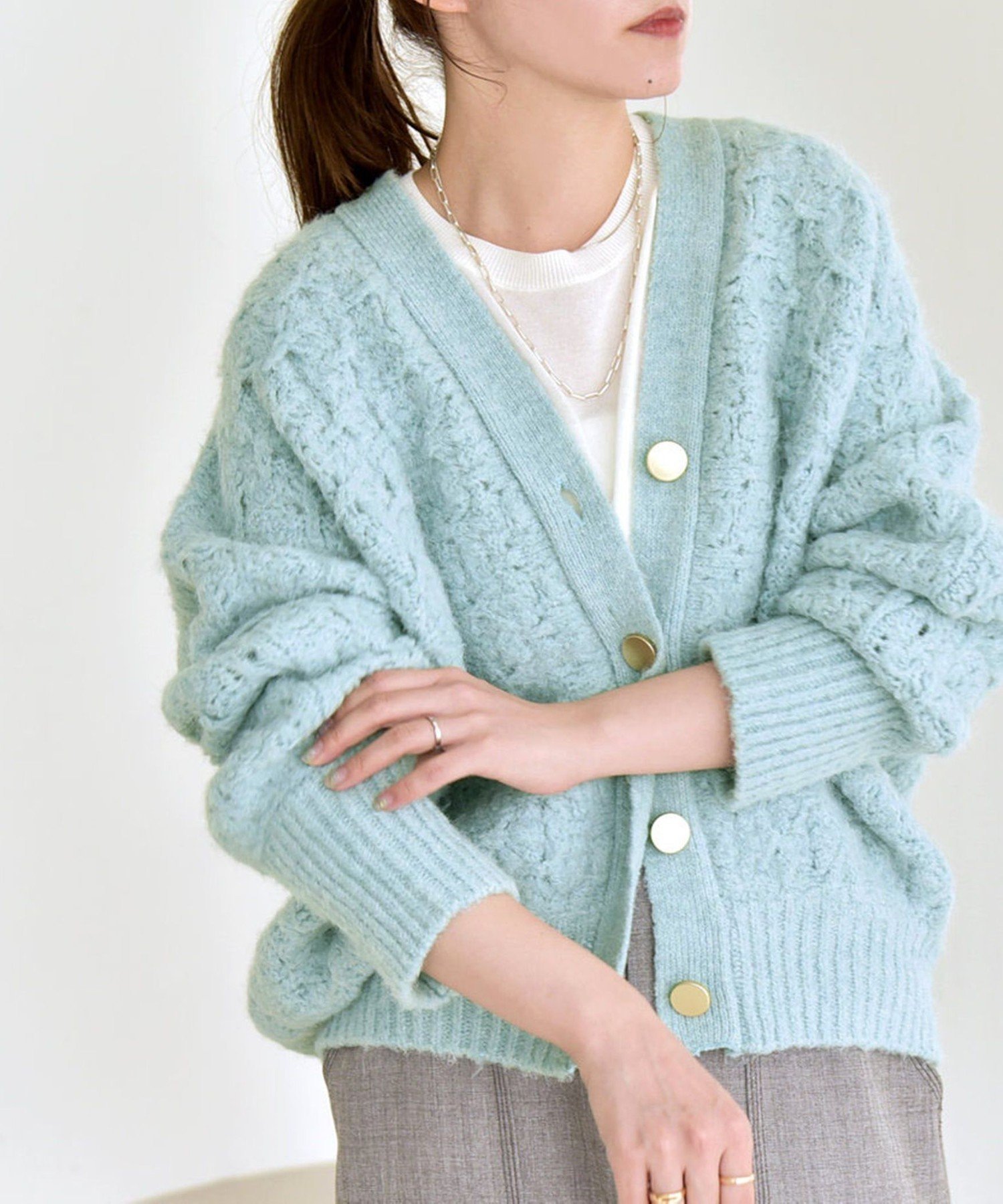 【シップス フォー ウィメン/SHIPS】のquaranciel 透かし編み Vネック コンパクト ドルマンニットカーディガン インテリア・キッズ・メンズ・レディースファッション・服の通販 founy(ファニー) ファッション Fashion レディースファッション Fashion for Women トップス・カットソー Cut & Sew Tops ニット Knit Tops & Sweaters カーディガン・羽織り Layered Style Cardigans Vネックトップス V-Neck Tops / V-Cut Neckline Shirts インナー Innerwear 洗える Machine Washable カットソー Cut and Sewn Top カーディガン Cardigan, Knitwear キャミソール Camisole, Spaghetti Strap Top コンパクト Compact, Small Size ショート Short, Short Length シンプル Simple, Minimal 透かし Cut-Out, Lacework デニム Denim, Jeans Material 人気 Popular, Best Seller バランス Balance, Style Balance フロント Front, Front Design ボトム Bottoms, Lower Wear レース Lace, Lace Fabric おすすめ Recommended / Our Picks エレガント 上品 Elegant 2025年 2025 2025-2026秋冬・A/W Autumn/Winter 2025–26 AW25–26 ライトブルー|ID: prp329100004786308 ipo3291000000034872875