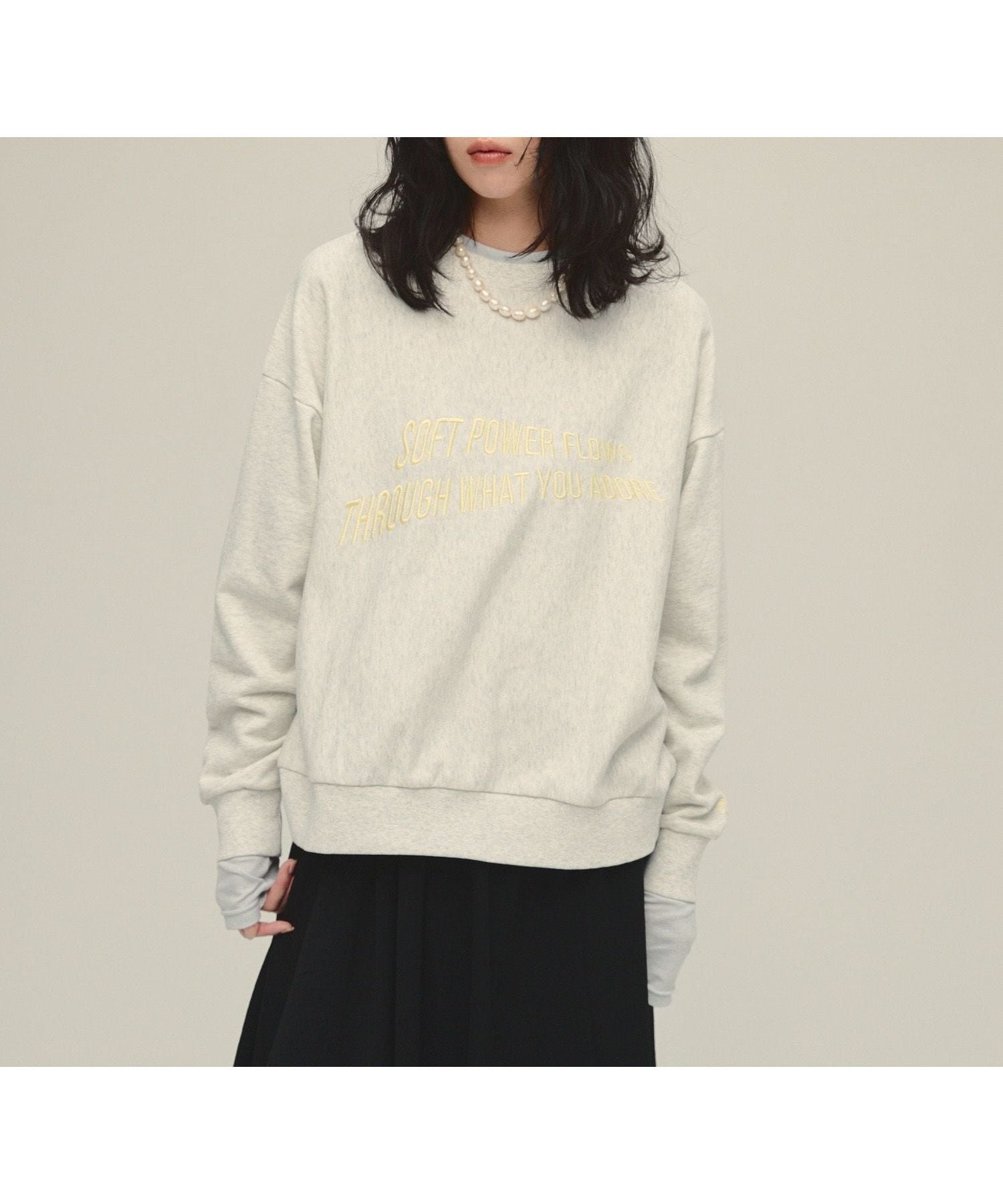 【ジーナシス/JEANASiS】のLogo Sweat Pullover 人気、トレンドファッション・服の通販 founy(ファニー) 　ファッション　Fashion　レディースファッション　Fashion for Women　トップス・カットソー　Cut & Sew Tops　レディースパーカー・カジュアルフーディー　Casual Hoodies & Sweatshirts　カジュアルプルオーバー・ニットトップス　Pullovers & Knit Tops / Casual Pullovers　スウェット・クルーネックトップス　Sweatshirts & Crewnecks / Relaxed Fit Sweat Tops　おすすめ　Recommended / Our Picks　インナー　Innerwear　フロント　Front, Front Design　ボトム　Bottoms, Lower Wear　リラックス　Relax, Relaxed Fit　ロング　Long, Long-Length　エレガント 上品　Elegant　冬　Winter / This Winter　秋　Autumn　 other-1|ID: prp329100004786423 ipo3291000000034742727