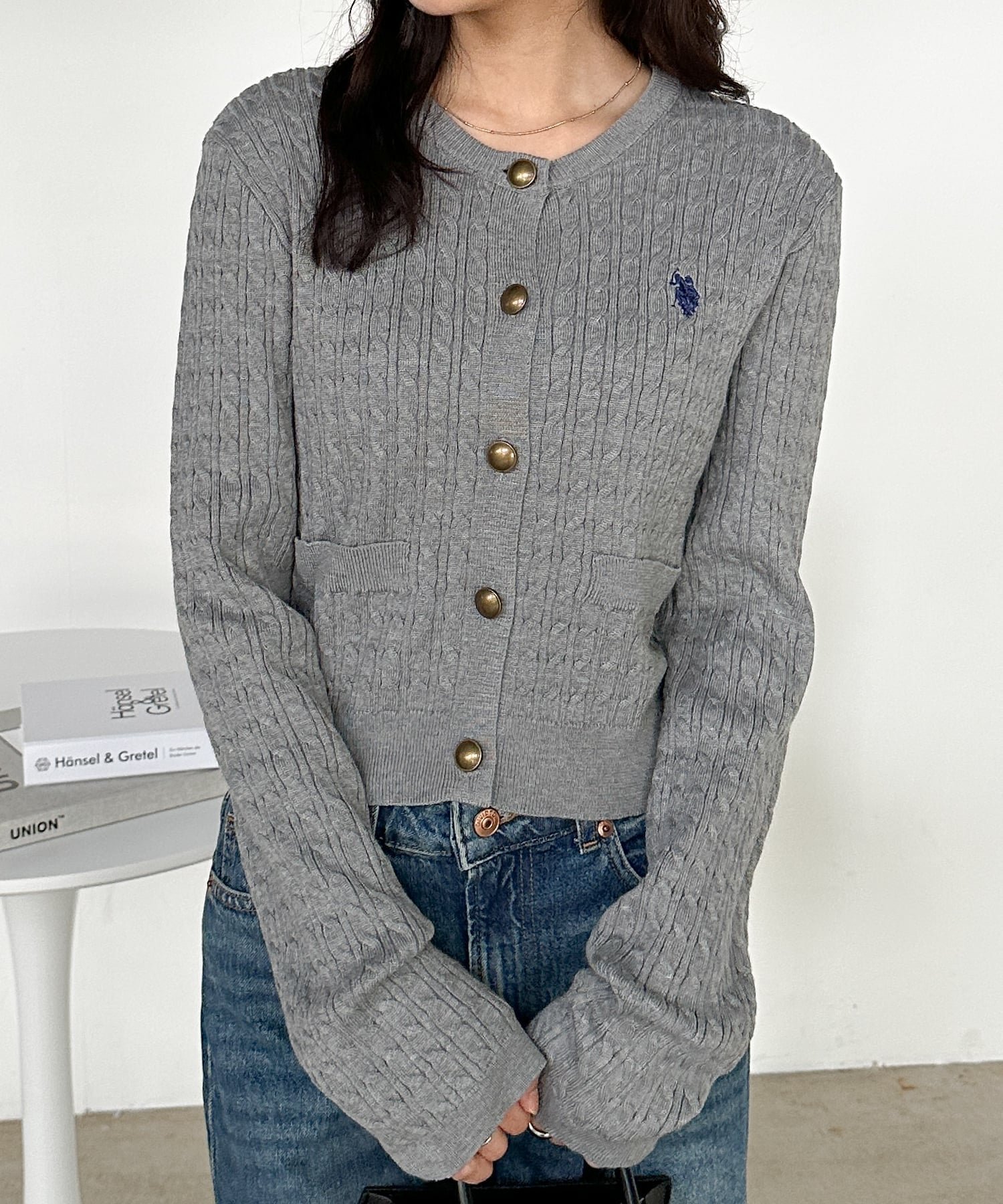 【ラナン/Ranan】のRanan/ U.S.P ゴールド調ボタン刺繍ケーブルカーディガン インテリア・キッズ・メンズ・レディースファッション・服の通販 founy(ファニー) 　ファッション　Fashion　レディースファッション　Fashion for Women　トップス・カットソー　Cut & Sew Tops　カーディガン・羽織り　Layered Style Cardigans　イタリア　Italy　腕時計　Wristwatch　カーディガン　Cardigan, Knitwear　キャップ　Cap, Baseball Cap　コレクション　Collection, Seasonal Line　シンプル　Simple, Minimal　スウェット / スエット　Sweatshirt, Sweatwear　スラックス　Slacks, Dress Pants　タイトスカート　Pencil Skirt, Tight Skirt　デニム　Denim, Jeans Material　フィット　Fit, Slim Fit　フェミニン　Feminine, Girly　ベーシック　Basic, Essential　ポケット　Pocket, Pocket Detail　別注　Limited Edition, Custom Order　羽織　Haori, Light Jacket　メンズ　Men's, Menswear　ワンポイント　One Point, Statement Accent　おすすめ　Recommended / Our Picks　エレガント 上品　Elegant　ビジネス 仕事 通勤　Business / Work / Commuting　2025年　2025　2025-2026秋冬・A/W　Autumn/Winter 2025–26 AW25–26　GR|ID: prp329100004786576 ipo3291000000035227217