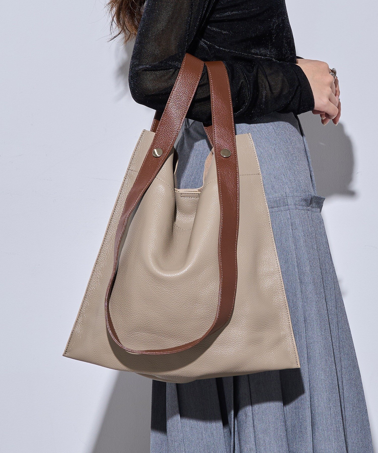 【セットアップセブン/SETUP7】のBEAURE/【25AW 限定カラー追加】カウレザートートバッグ A4 2way ショルダー インテリア・キッズ・メンズ・レディースファッション・服の通販 founy(ファニー) 　ファッション　Fashion　レディースファッション　Fashion for Women　バッグ　Bags　ショルダー　Shoulder, Shoulder Strap　シルバー　Silver, Metallic Silver　シンプル　Simple, Minimal　スペシャル　Special, Limited Edition　ポケット　Pocket, Pocket Detail　別注　Limited Edition, Custom Order　再入荷　Restock / Back in Stock　2024年　2024　2024-2025秋冬・A/W　Autumn/Winter 2024–25 AW24–25　2025年　2025　2025-2026秋冬・A/W　Autumn/Winter 2025–26 AW25–26　BGE1|ID: prp329100004786608 ipo3291000000034743479