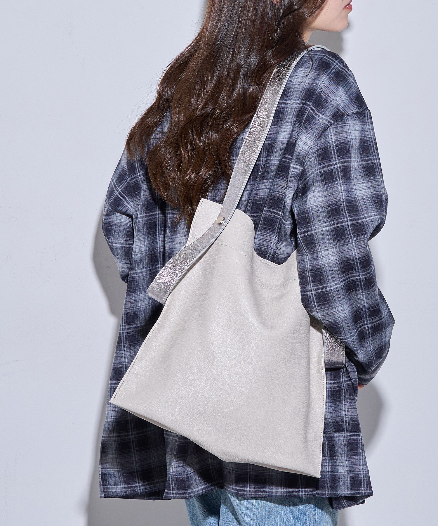 【セットアップセブン/SETUP7】のBEAURE/【25AW 限定カラー追加】カウレザートートバッグ A4 2way ショルダー インテリア・キッズ・メンズ・レディースファッション・服の通販 founy(ファニー) 　ファッション　Fashion　レディースファッション　Fashion for Women　バッグ　Bags　ショルダー　Shoulder, Shoulder Strap　シルバー　Silver, Metallic Silver　シンプル　Simple, Minimal　スペシャル　Special, Limited Edition　ポケット　Pocket, Pocket Detail　別注　Limited Edition, Custom Order　再入荷　Restock / Back in Stock　2024年　2024　2024-2025秋冬・A/W　Autumn/Winter 2024–25 AW24–25　2025年　2025　2025-2026秋冬・A/W　Autumn/Winter 2025–26 AW25–26　IVR1|ID: prp329100004786608 ipo3291000000034743481