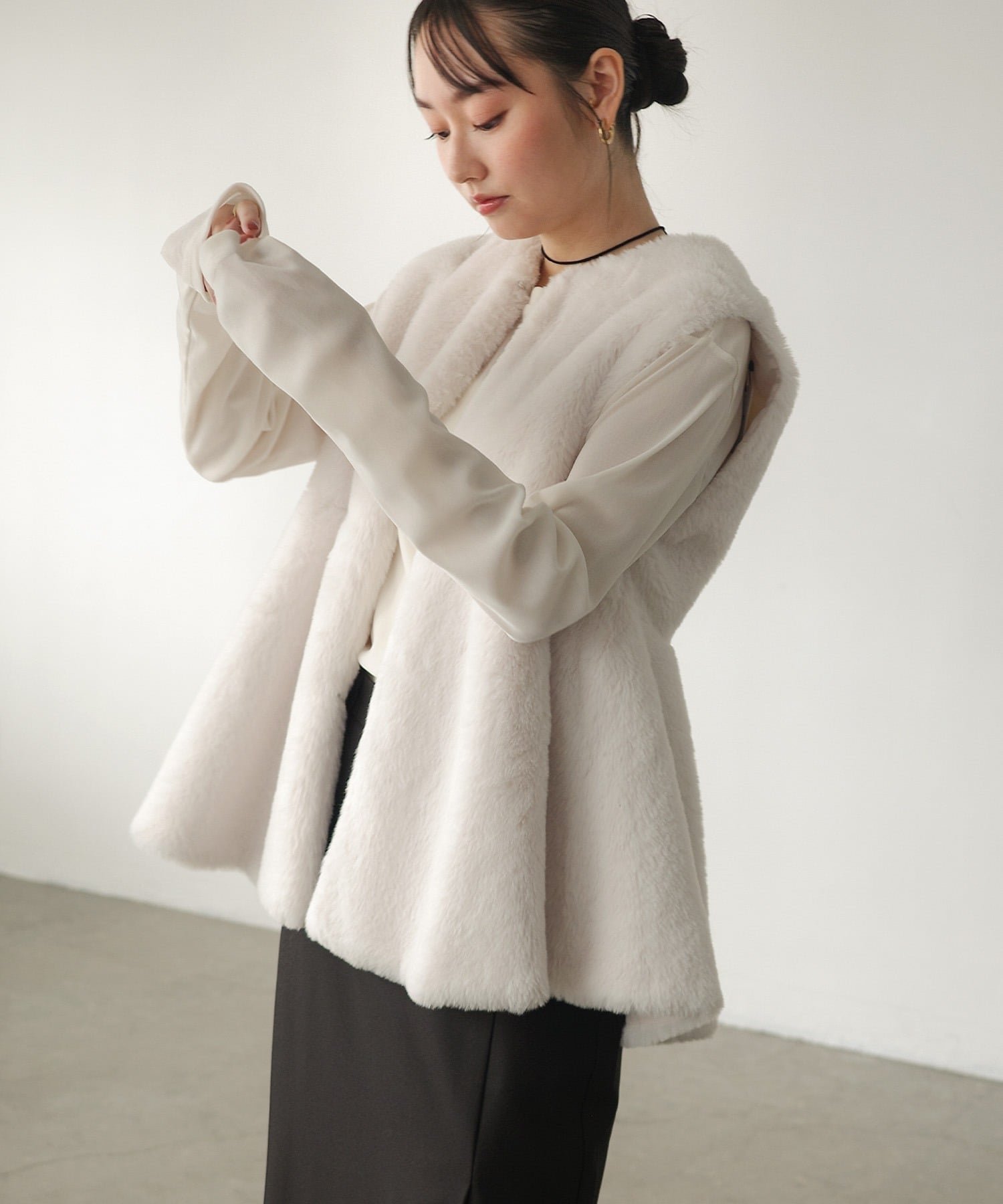 【アンドミー/andme】のノーカラー ペプラム ファー ベスト 人気、トレンドファッション・服の通販 founy(ファニー) ファッション Fashion レディースファッション Fashion for Women アウター Coat / Outerwear Collection トップス・カットソー Cut & Sew Tops ベスト&ジレ / 重ね着スタイル Vests & Gilets カットソー Cut and Sewn Top シンプル Simple, Minimal フェイクファー Faux Fur, Imitation Fur フロント Front, Front Design ベスト Vest, Waistcoat ペプラム Peplum, Flared Hem エレガント 上品 Elegant other-1|ID: prp329100004786653 ipo3291000000034870417