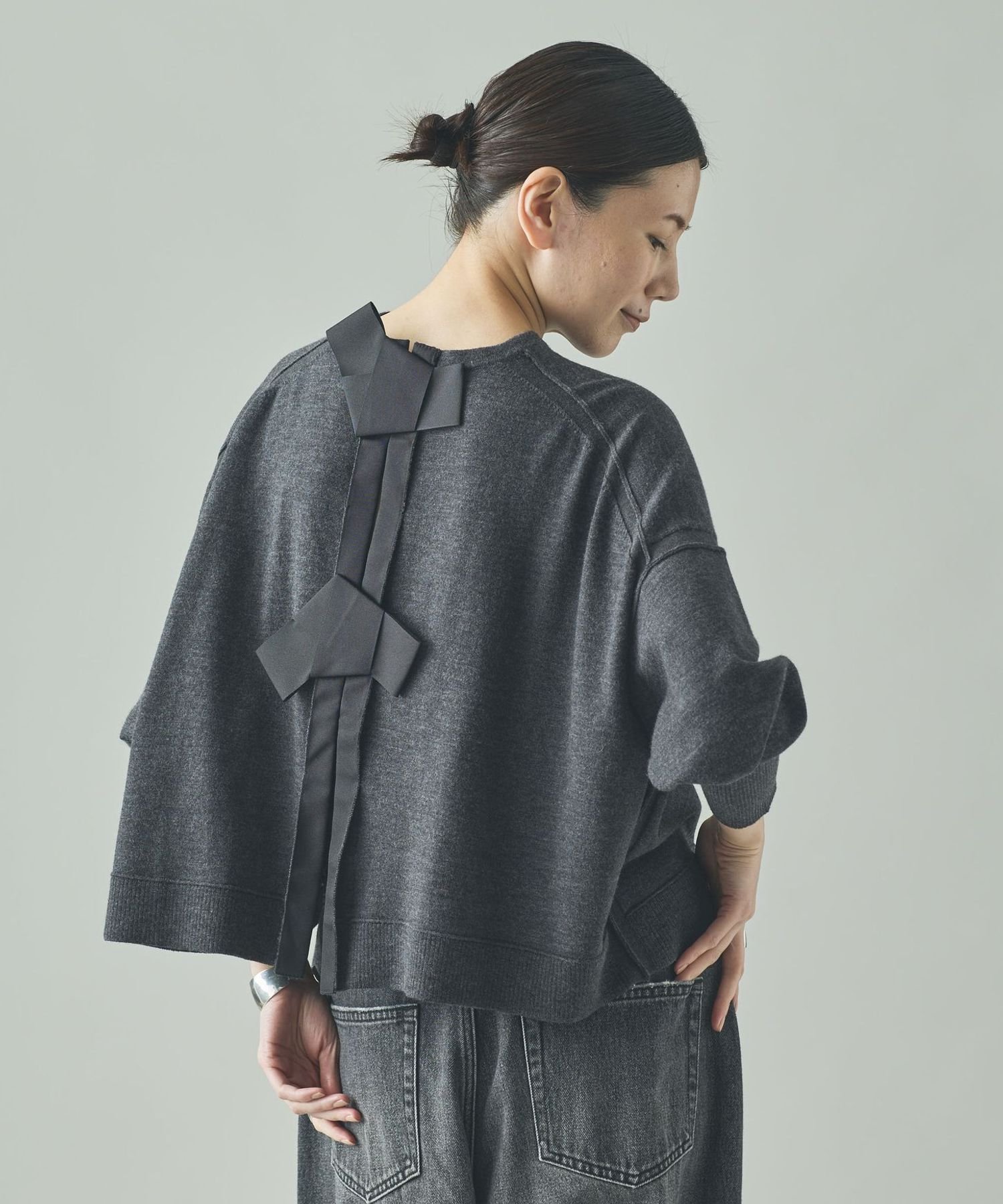 【カレンソロジー/Curensology】のファインウールバックリボンプルオーバー インテリア・キッズ・メンズ・レディースファッション・服の通販 founy(ファニー) 　ファッション　Fashion　レディースファッション　Fashion for Women　トップス・カットソー　Cut & Sew Tops　カジュアルプルオーバー・ニットトップス　Pullovers & Knit Tops / Casual Pullovers　エレガント 上品　Elegant　カットソー　Cut and Sewn Top　シンプル　Simple, Minimal　ストレッチ　Stretch, Stretchy Fabric　フェミニン　Feminine, Girly　リボン　Ribbon, Bow　ワイド　Wide, Wide Fit　おすすめ　Recommended / Our Picks　チャコール18|ID: prp329100004786786 ipo3291000000034744124