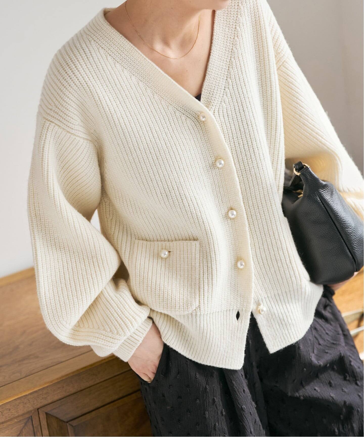 【スピック&スパン/Spick & Span】の《WEB限定》パール畦ニットカーディガン インテリア・キッズ・メンズ・レディースファッション・服の通販 founy(ファニー) 　ファッション　Fashion　レディースファッション　Fashion for Women　トップス・カットソー　Cut & Sew Tops　ニット　Knit Tops & Sweaters　カーディガン・羽織り　Layered Style Cardigans　アクセサリー　Fashion Accessories　カーディガン　Cardigan, Knitwear　ジャケット　Jacket, Outerwear　パール　Pearl, Pearl Accent　フォルム　Silhouette, Form　ヘムライン　Hemline, Bottom Cut　ポケット　Pocket, Pocket Detail　人気　Popular, Best Seller　畦　Ribbed Knit　A/W・秋冬　Autumn/Winter　ホワイト|ID: prp329100004786953 ipo3291000000035022163