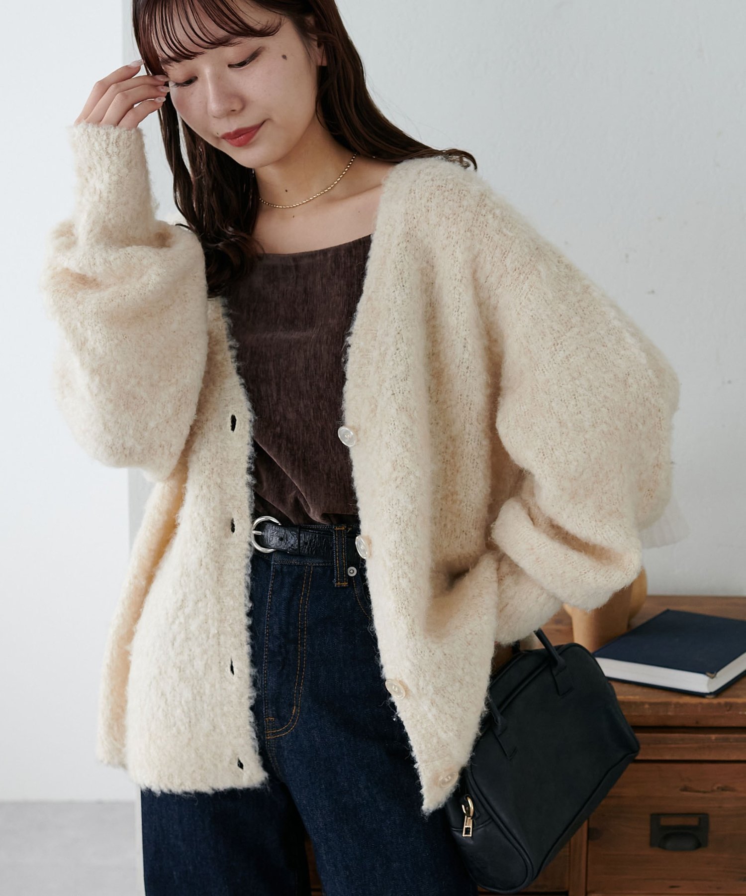 【ディスコート/Discoat】の【新色追加!/WEB限定】MIXブークレシャギー配色Vネックカーディガン インテリア・キッズ・メンズ・レディースファッション・服の通販 founy(ファニー) 　ファッション　Fashion　レディースファッション　Fashion for Women　トップス・カットソー　Cut & Sew Tops　カーディガン・羽織り　Layered Style Cardigans　Vネックトップス　V-Neck Tops / V-Cut Neckline Shirts　カーディガン　Cardigan, Knitwear　キャミソール　Camisole, Spaghetti Strap Top　吸水　Absorbent, Quick-Dry　スラックス　Slacks, Dress Pants　タンク　Tank Top, Sleeveless Top　タートル　Turtleneck, Turtle Collar　デニム　Denim, Jeans Material　ミックス　Mix, Mixed Style　A/W・秋冬　Autumn/Winter　おすすめ　Recommended / Our Picks　アイボリー|ID: prp329100004787264 ipo3291000000035171030