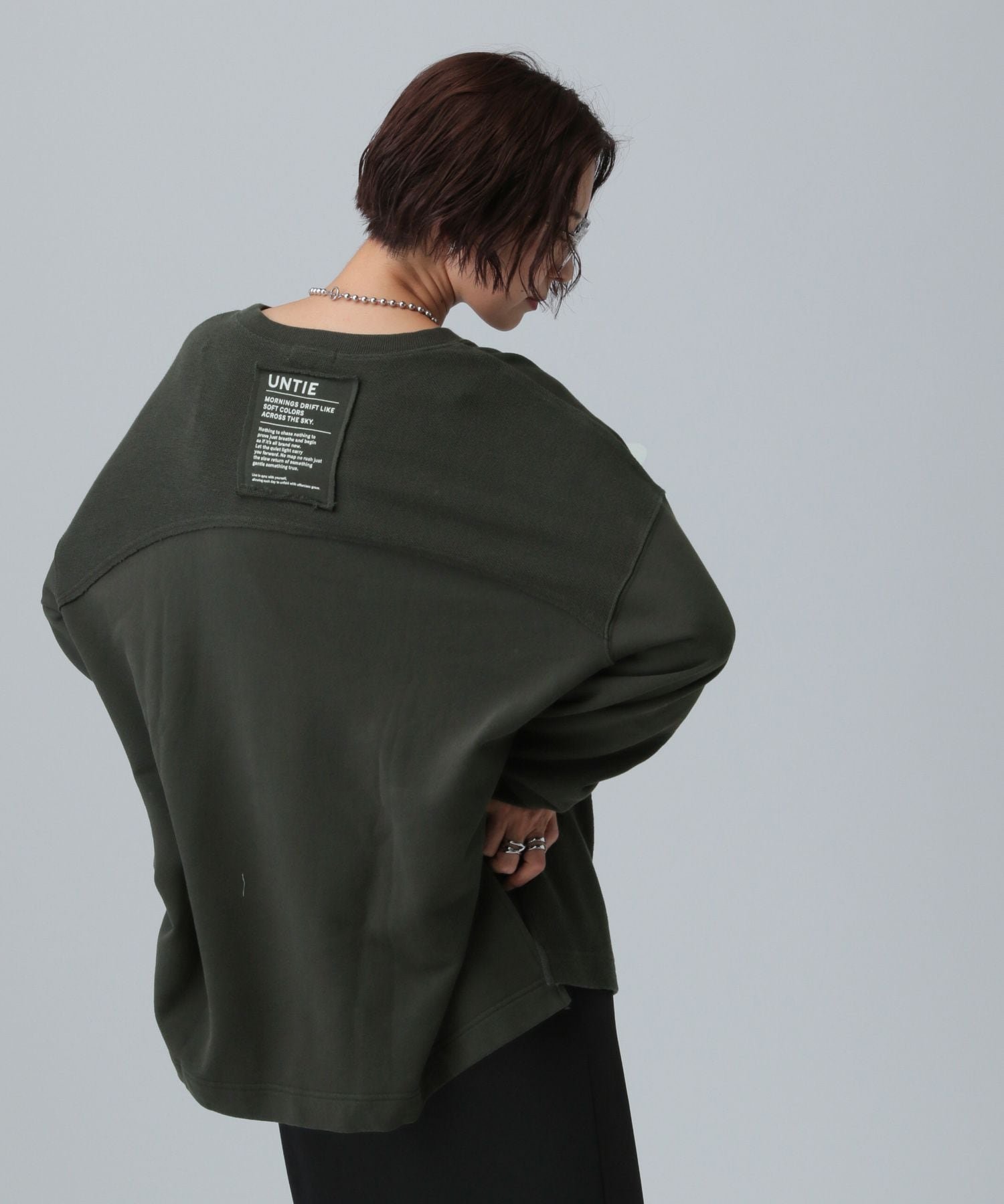 【レプシィム ローリーズファーム/LEPSIM LOWRYS FARM】のロゴパッチリメイク裏毛プルオーバー インテリア・キッズ・メンズ・レディースファッション・服の通販 founy(ファニー) 　ファッション　Fashion　レディースファッション　Fashion for Women　トップス・カットソー　Cut & Sew Tops　カジュアルプルオーバー・ニットトップス　Pullovers & Knit Tops / Casual Pullovers　シンプル　Simple, Minimal　パッチ　Patch, Appliqué　プリント　Print, Printed Pattern　リメイク　Remake, Reconstructed　チャコール19|ID: prp329100004787355 ipo3291000000034771701