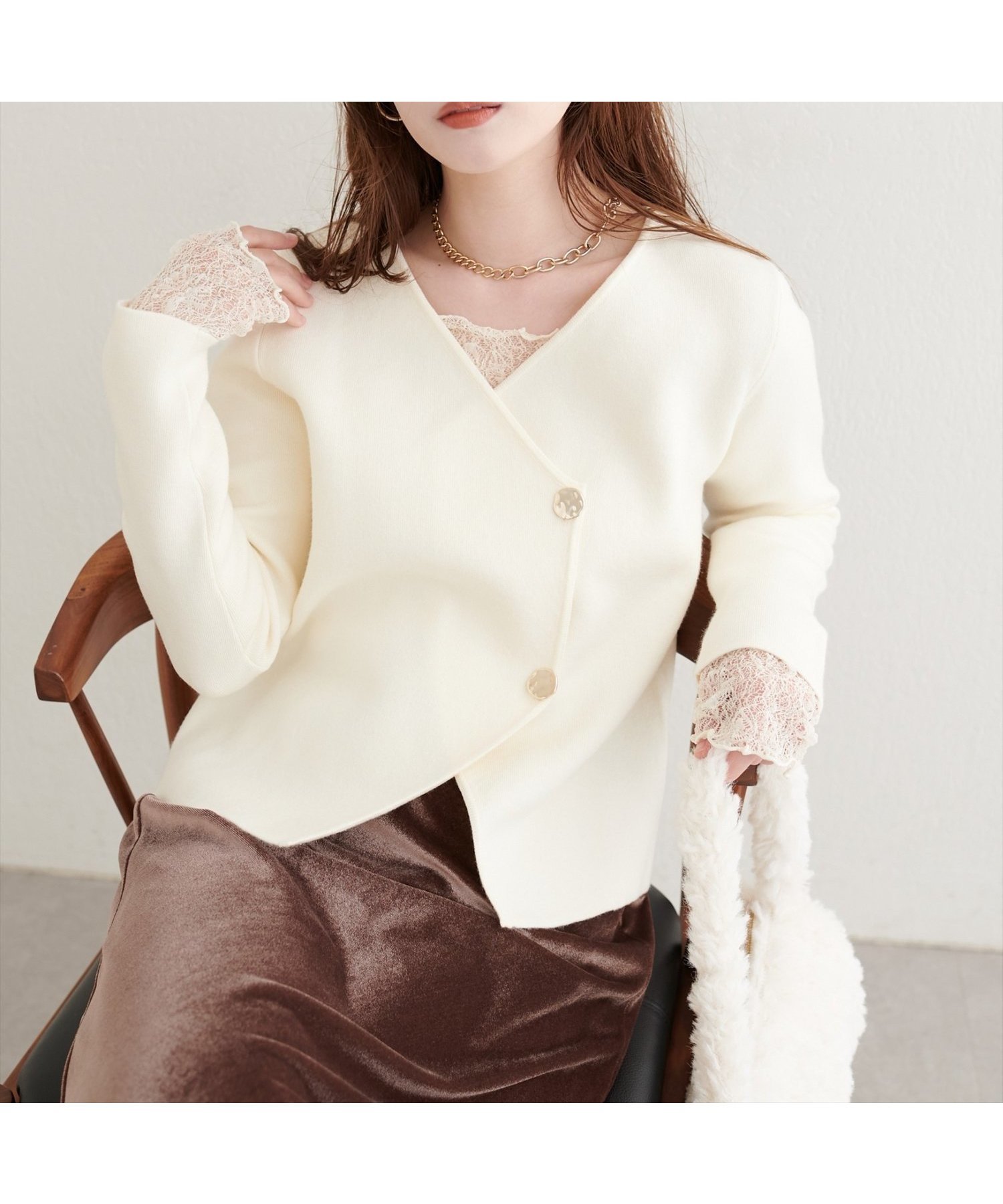 【ナチュラルクチュール/natural couture】の【WEB限定】ゴールド釦Vネックプルオーバー インテリア・キッズ・メンズ・レディースファッション・服の通販 founy(ファニー) 　ファッション　Fashion　レディースファッション　Fashion for Women　トップス・カットソー　Cut & Sew Tops　カジュアルプルオーバー・ニットトップス　Pullovers & Knit Tops / Casual Pullovers　Vネックトップス　V-Neck Tops / V-Cut Neckline Shirts　アクセサリー　Fashion Accessories　カーディガン　Cardigan, Knitwear　ジャケット　Jacket, Outerwear　スニーカー　Sneakers, Trainers　ダウン　Down, Puffer　デコルテ　Décolleté, Neckline　デニム　Denim, Jeans Material　フロント　Front, Front Design　再入荷　Restock / Back in Stock　エレガント 上品　Elegant　2025年　2025　2025-2026秋冬・A/W　Autumn/Winter 2025–26 AW25–26　オフホワイト|ID: prp329100004787388 ipo3291000000034936970