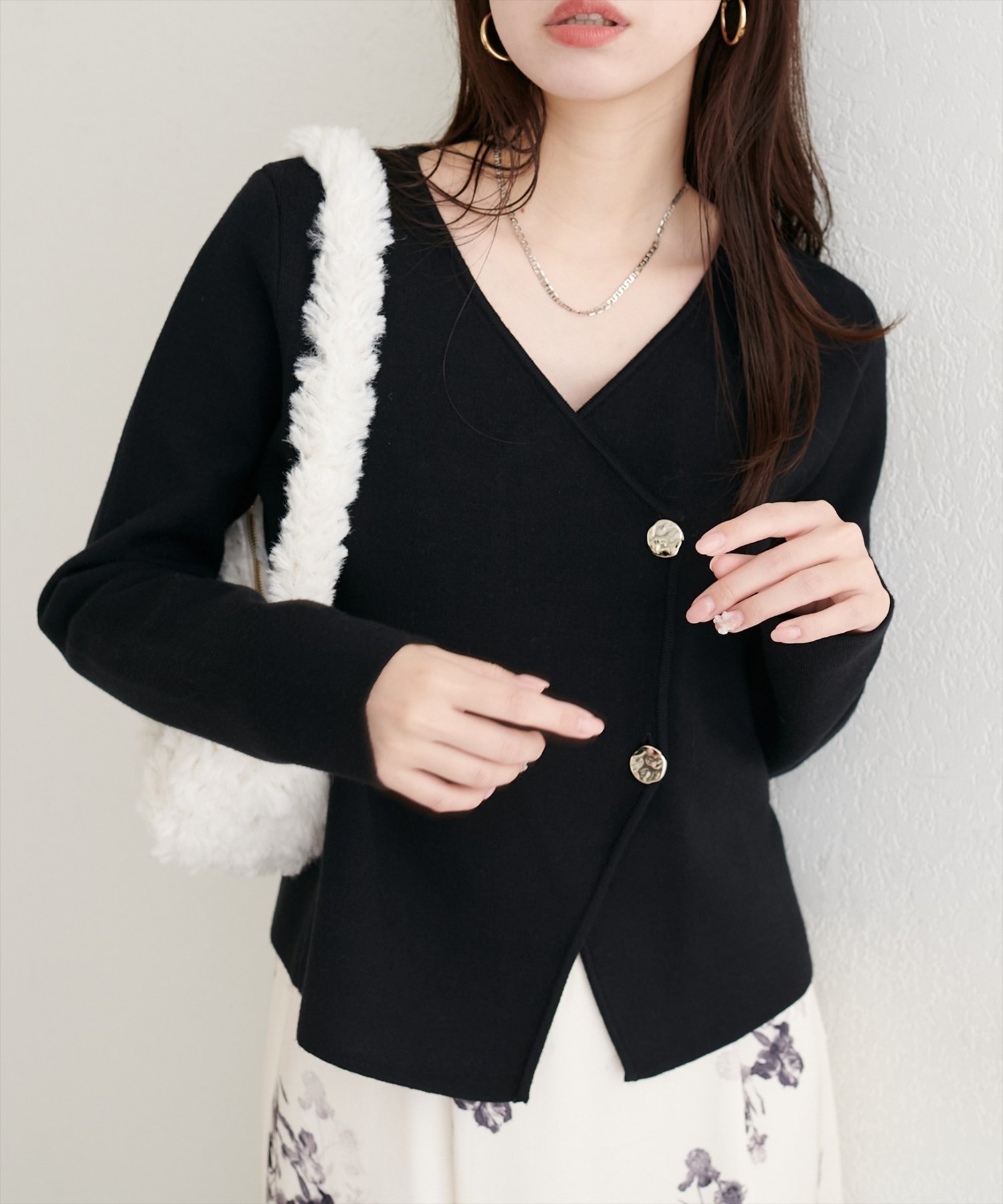 【ナチュラルクチュール/natural couture】の【WEB限定】ゴールド釦Vネックプルオーバー インテリア・キッズ・メンズ・レディースファッション・服の通販 founy(ファニー) 　ファッション　Fashion　レディースファッション　Fashion for Women　トップス・カットソー　Cut & Sew Tops　カジュアルプルオーバー・ニットトップス　Pullovers & Knit Tops / Casual Pullovers　Vネックトップス　V-Neck Tops / V-Cut Neckline Shirts　アクセサリー　Fashion Accessories　カーディガン　Cardigan, Knitwear　ジャケット　Jacket, Outerwear　スニーカー　Sneakers, Trainers　ダウン　Down, Puffer　デコルテ　Décolleté, Neckline　デニム　Denim, Jeans Material　フロント　Front, Front Design　再入荷　Restock / Back in Stock　エレガント 上品　Elegant　2025年　2025　2025-2026秋冬・A/W　Autumn/Winter 2025–26 AW25–26　ブラック|ID: prp329100004787388 ipo3291000000034936971