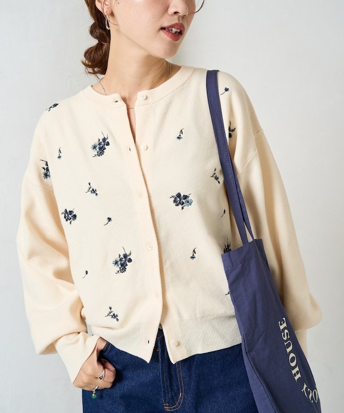 【フリークスストア/FREAK'S STORE】のフラワー 刺繍 クルーネック ニット カーディガン【限定展開】 25AW インテリア・キッズ・メンズ・レディースファッション・服の通販 founy(ファニー) 　ファッション　Fashion　レディースファッション　Fashion for Women　トップス・カットソー　Cut & Sew Tops　ニット　Knit Tops & Sweaters　カーディガン・羽織り　Layered Style Cardigans　2025年　2025　2025-2026秋冬・A/W　Autumn/Winter 2025–26 AW25–26　冬　Winter / This Winter　カーディガン　Cardigan, Knitwear　クラシカル　Classical, Vintage-Inspired　ショート　Short, Short Length　トレンド　Trend, Trending Now　フラワー　Flower, Floral　人気　Popular, Best Seller　A/W・秋冬　Autumn/Winter　ナチュラル|ID: prp329100004787422 ipo3291000000034808478