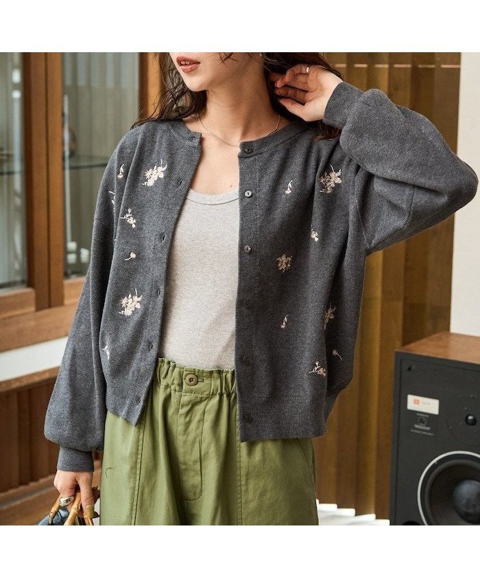【フリークスストア/FREAK'S STORE】のフラワー 刺繍 クルーネック ニット カーディガン【限定展開】 25AW インテリア・キッズ・メンズ・レディースファッション・服の通販 founy(ファニー) 　ファッション　Fashion　レディースファッション　Fashion for Women　トップス・カットソー　Cut & Sew Tops　ニット　Knit Tops & Sweaters　カーディガン・羽織り　Layered Style Cardigans　2025年　2025　2025-2026秋冬・A/W　Autumn/Winter 2025–26 AW25–26　冬　Winter / This Winter　カーディガン　Cardigan, Knitwear　クラシカル　Classical, Vintage-Inspired　ショート　Short, Short Length　トレンド　Trend, Trending Now　フラワー　Flower, Floral　人気　Popular, Best Seller　A/W・秋冬　Autumn/Winter　チャコールグレー|ID: prp329100004787422 ipo3291000000034808479