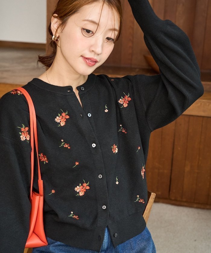 【フリークスストア/FREAK'S STORE】のフラワー 刺繍 クルーネック ニット カーディガン【限定展開】 25AW インテリア・キッズ・メンズ・レディースファッション・服の通販 founy(ファニー) 　ファッション　Fashion　レディースファッション　Fashion for Women　トップス・カットソー　Cut & Sew Tops　ニット　Knit Tops & Sweaters　カーディガン・羽織り　Layered Style Cardigans　2025年　2025　2025-2026秋冬・A/W　Autumn/Winter 2025–26 AW25–26　冬　Winter / This Winter　カーディガン　Cardigan, Knitwear　クラシカル　Classical, Vintage-Inspired　ショート　Short, Short Length　トレンド　Trend, Trending Now　フラワー　Flower, Floral　人気　Popular, Best Seller　A/W・秋冬　Autumn/Winter　ブラック|ID: prp329100004787422 ipo3291000000034808481