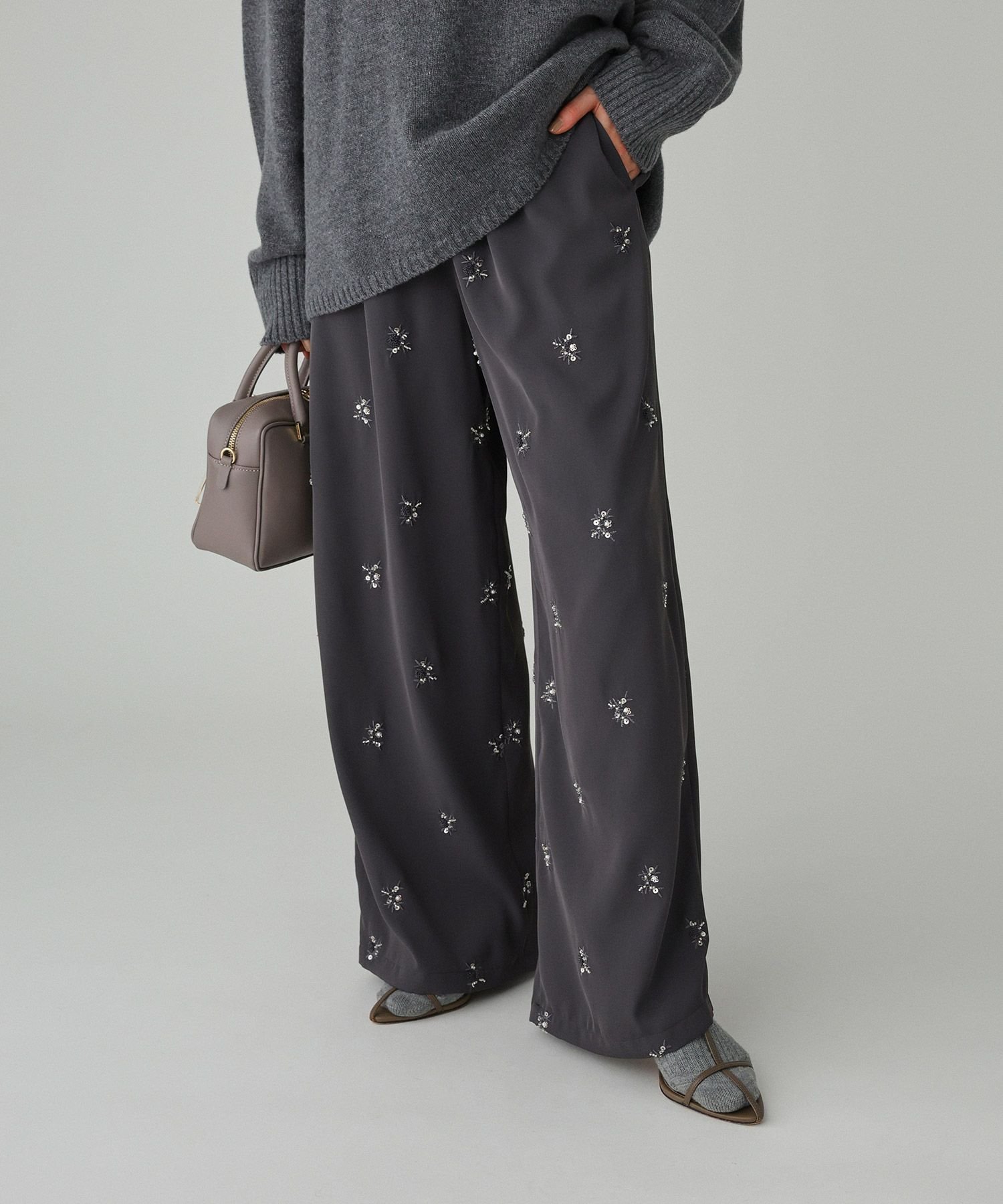 【バビロン/BABYLONE / KIDS】の花刺繍イージーパンツ 人気、トレンドファッション・服の通販 founy(ファニー) ファッション Fashion キッズファッション Fashion for Kids ボトムス Bottoms コンパクト Compact, Small Size サテン Satin, Glossy Fabric シンプル Simple, Minimal スパンコール Sequins, Sequin Embellishment フラワー Flower, Floral ポケット Pocket, Pocket Detail 冬 Winter / This Winter 再入荷 Restock / Back in Stock おすすめ Recommended / Our Picks other-1|ID: prp329100004787504 ipo3291000000034747712